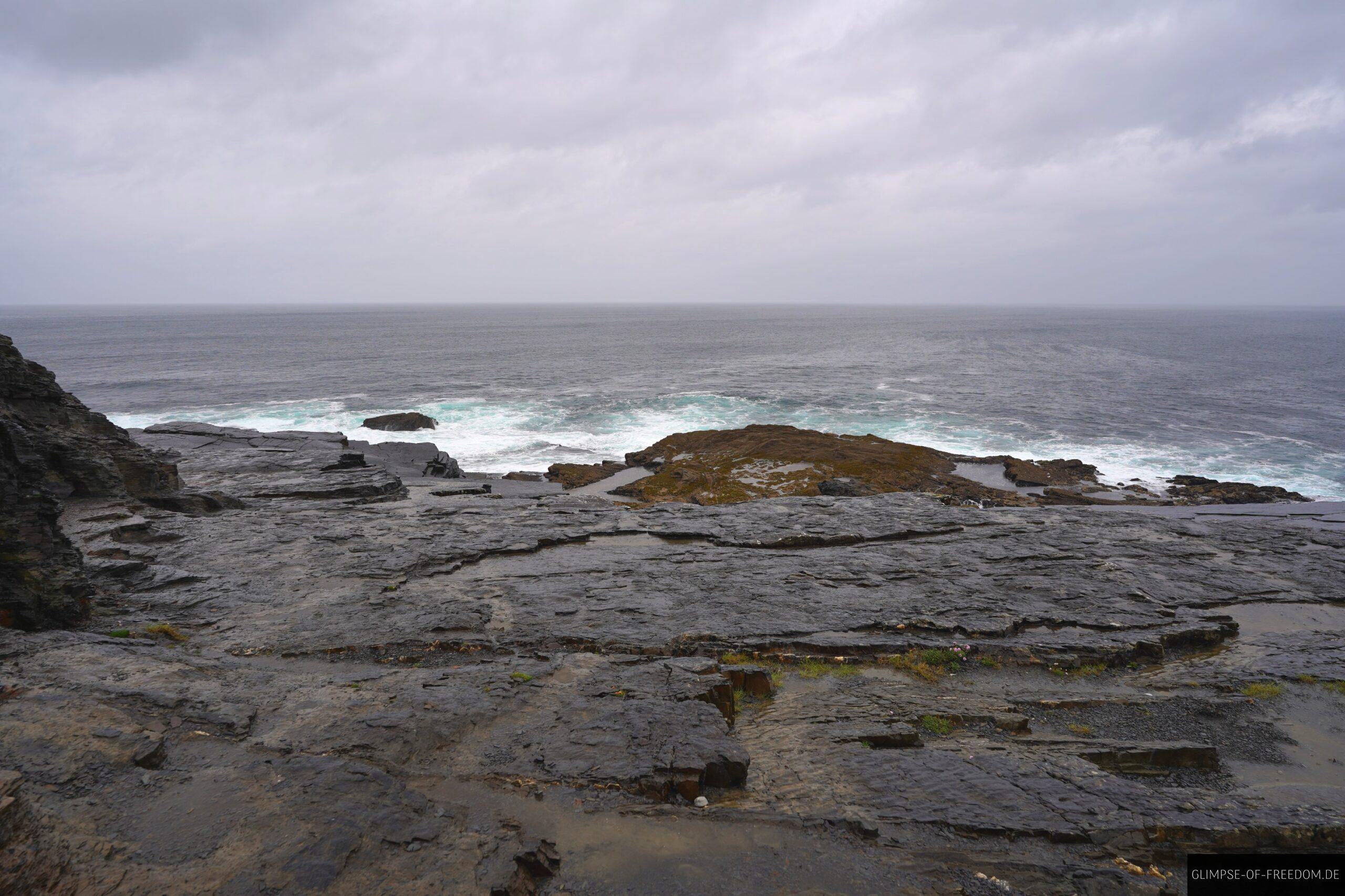 Rutschige Steine an den Klippen bei Kilkee scaled Rutschige Steine an den Klippen bei Kilkee