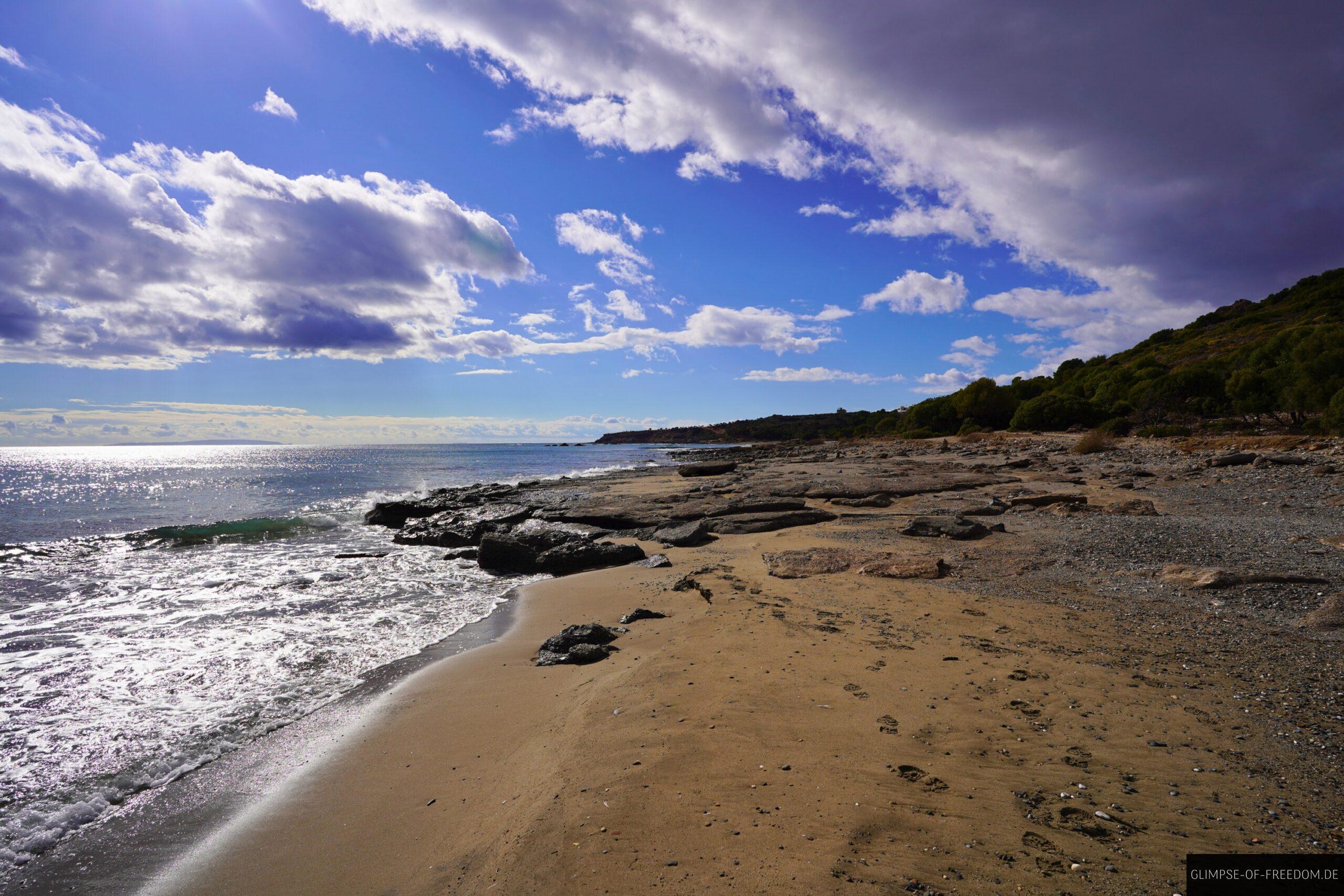 Sand und Felsen am Paralia Peristeres scaled Sand und Felsen am Paralia Peristeres
