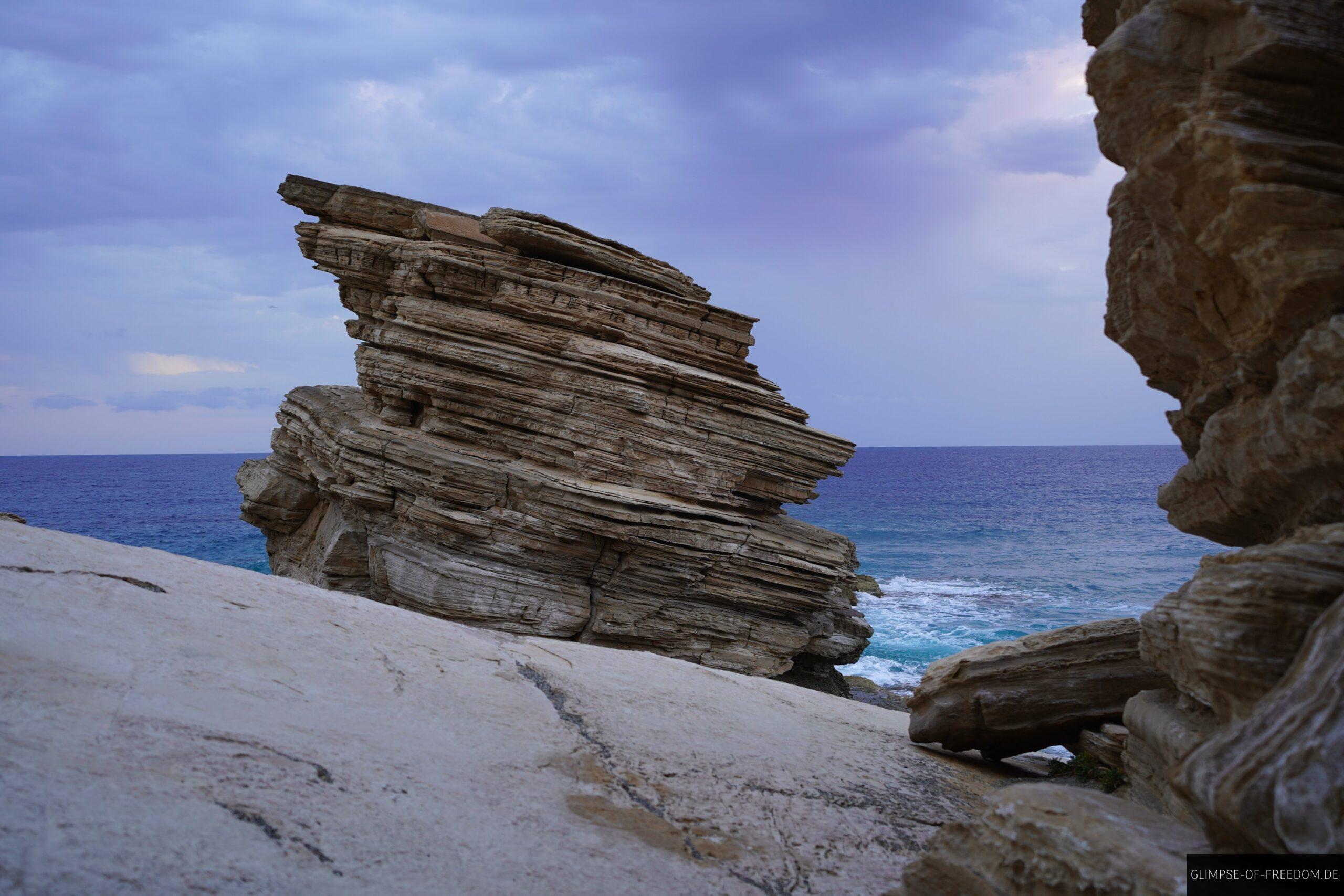 Schichtfelsen am Triopetra Beach scaled Schichtfelsen am Triopetra Beach