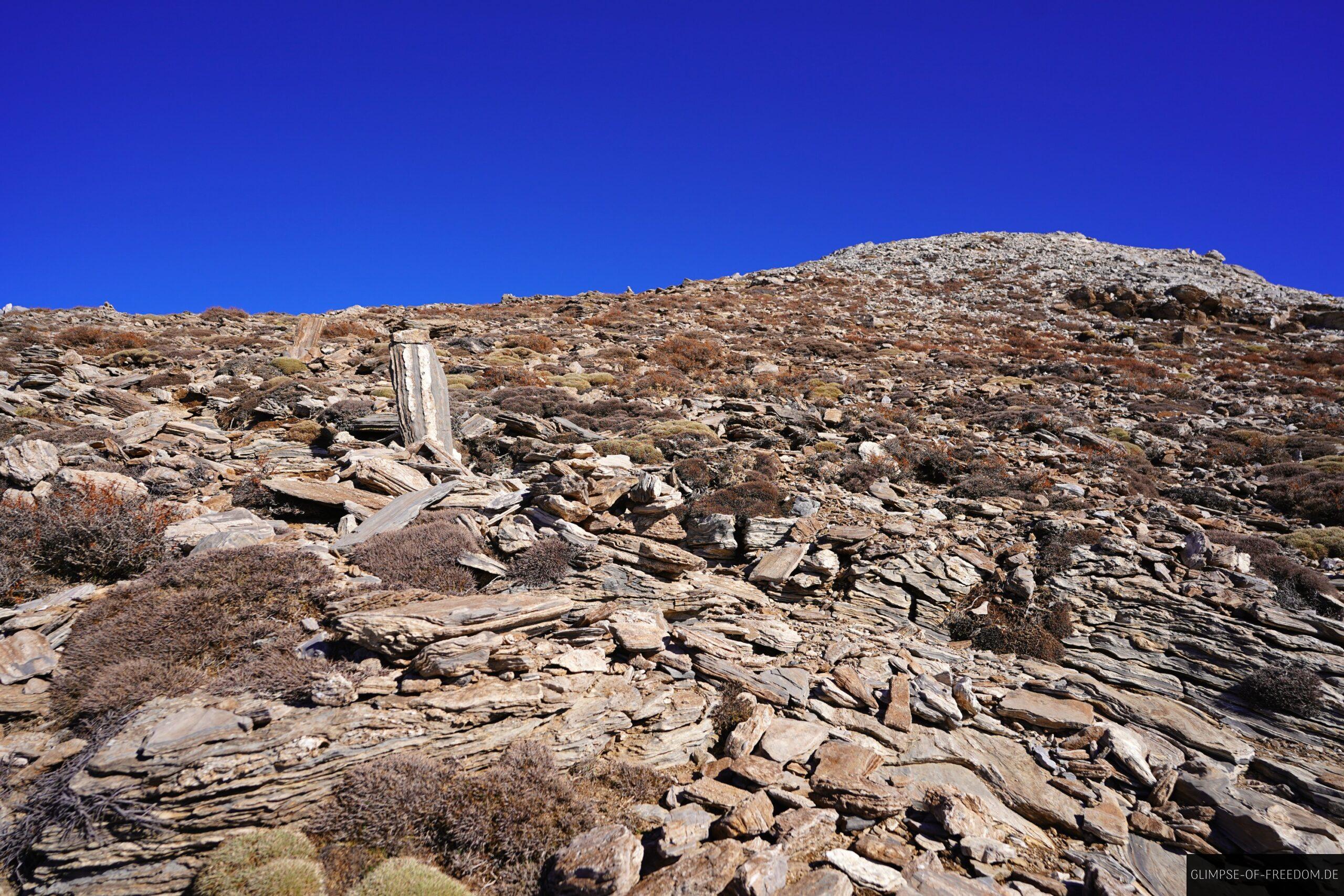 Schichtgestein am Wanderweg scaled Schichtgestein am Wanderweg
