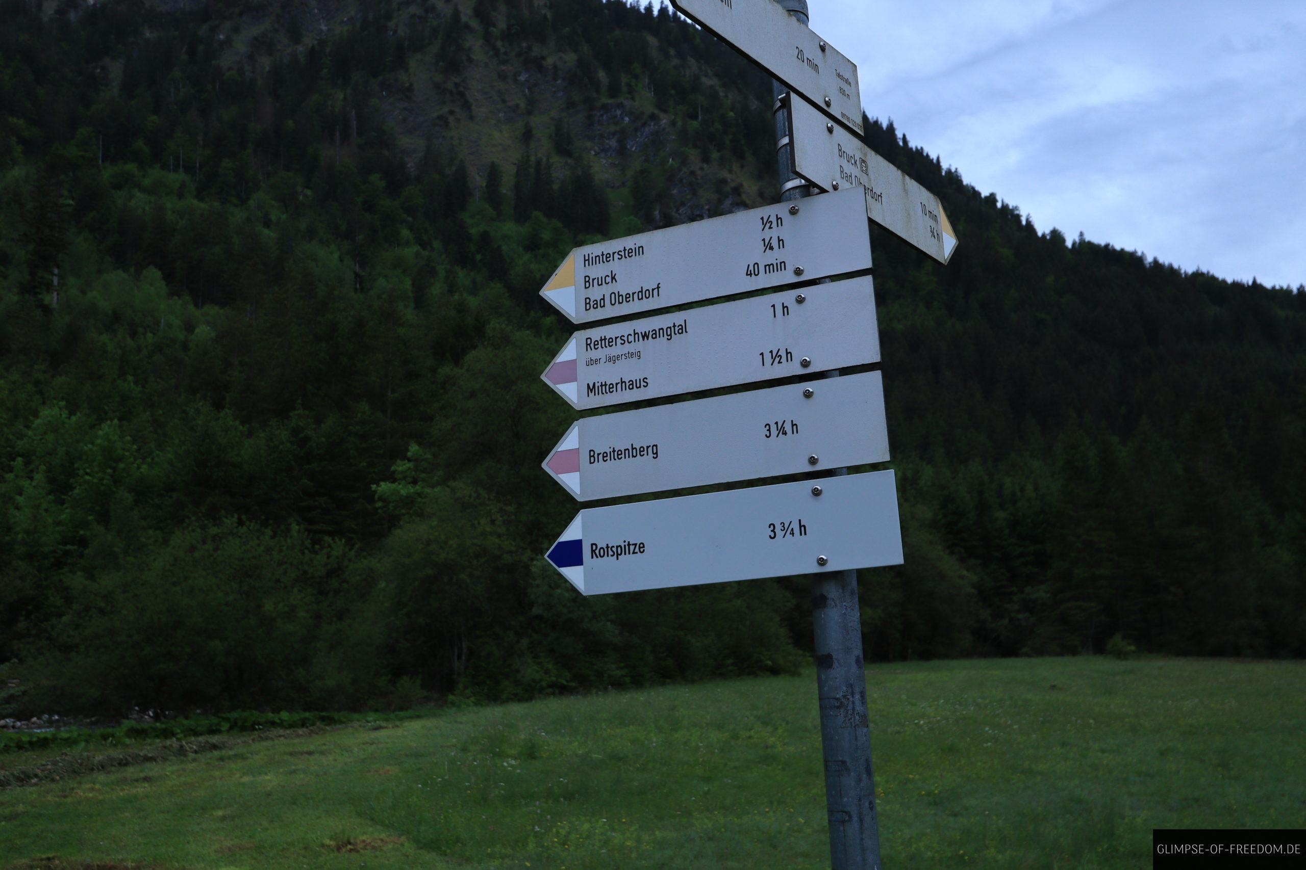 Schilder zum Start der Wanderung zur Rotspitze scaled Schilder zum Start der Wanderung zur Rotspitze