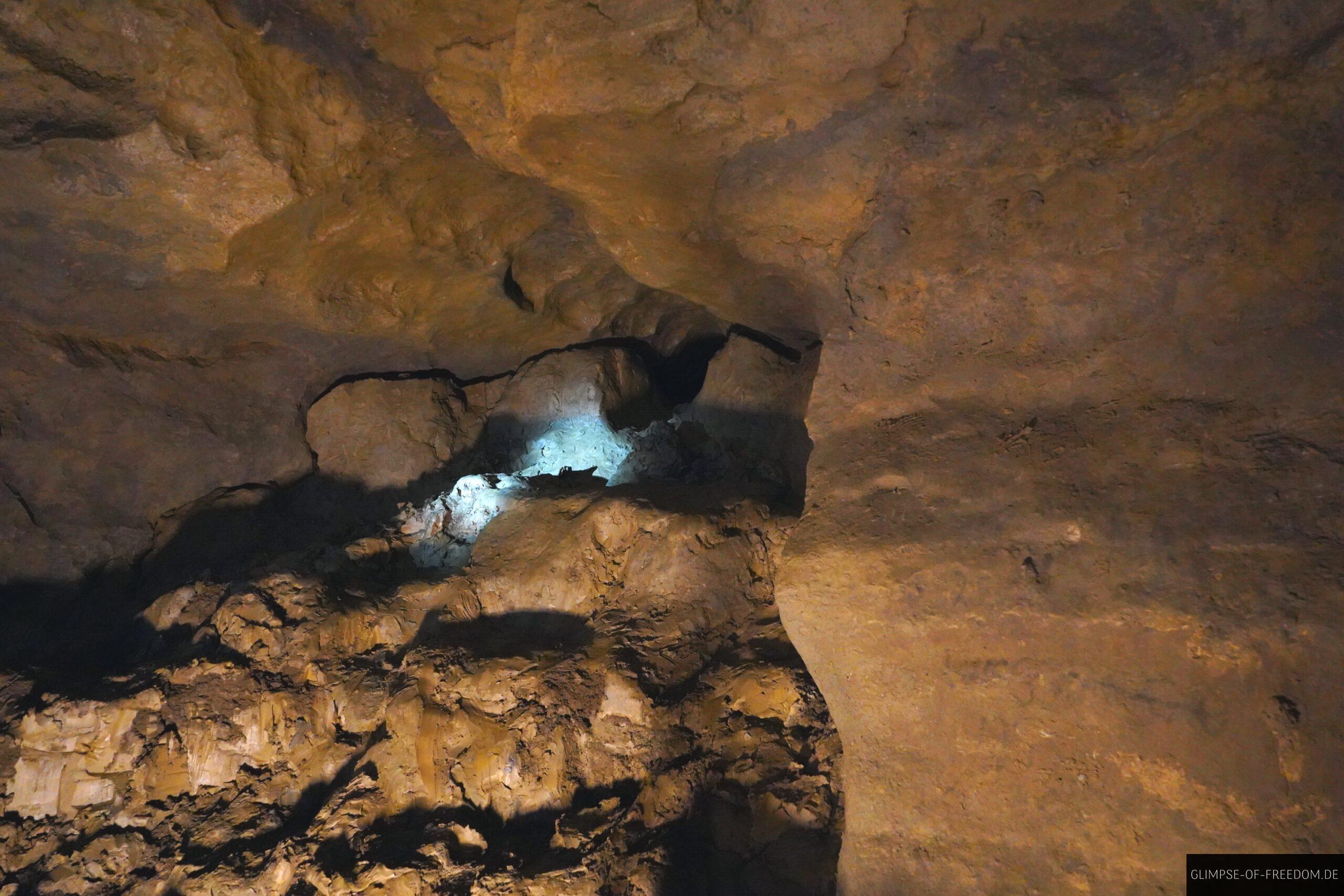 Schmale Durchgaenge im Doolin Cave scaled Schmale Durchgänge im Doolin Cave