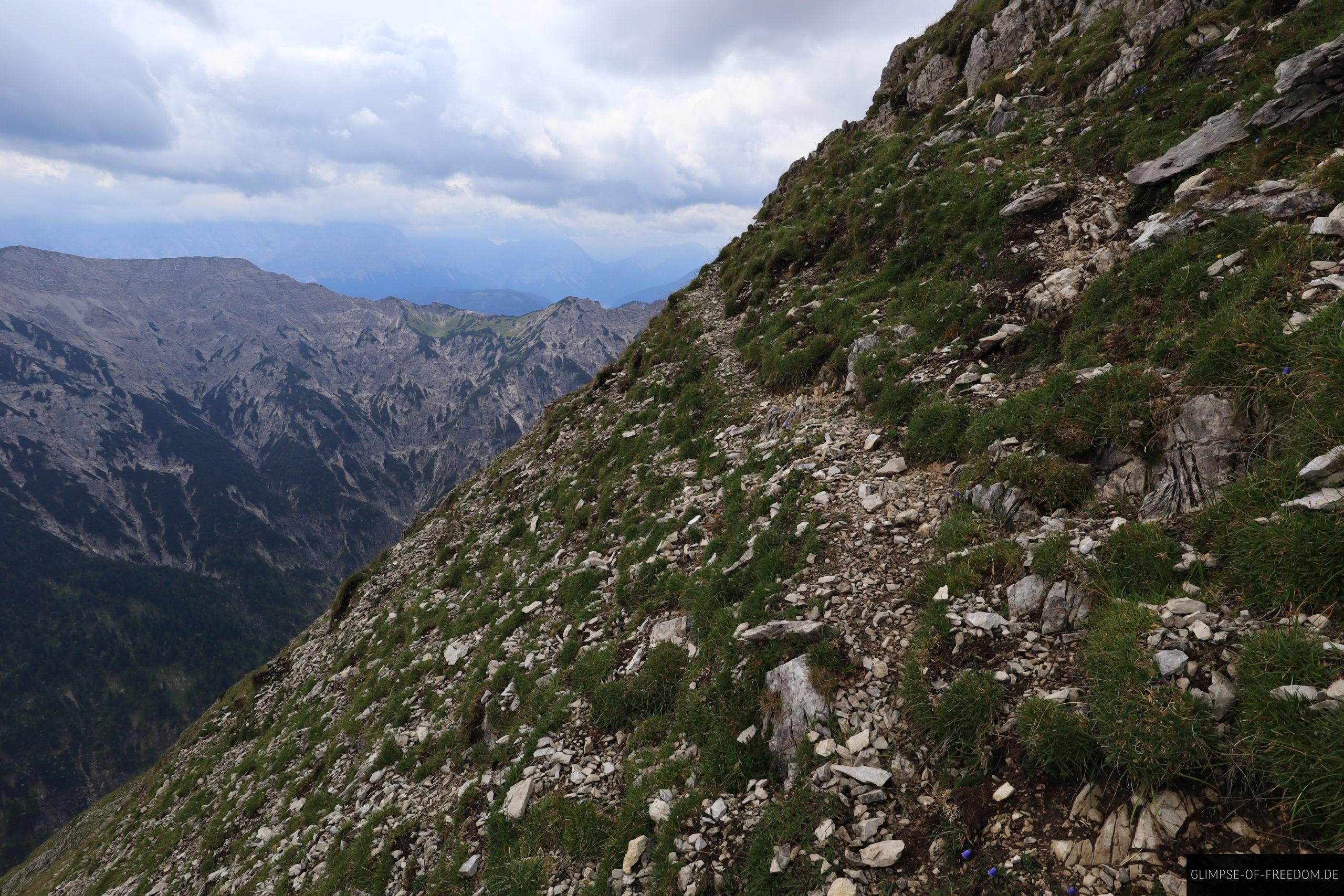 Schmaler Pfad an der Kuchelbergspitze scaled Schmaler Pfad an der Kuchelbergspitze