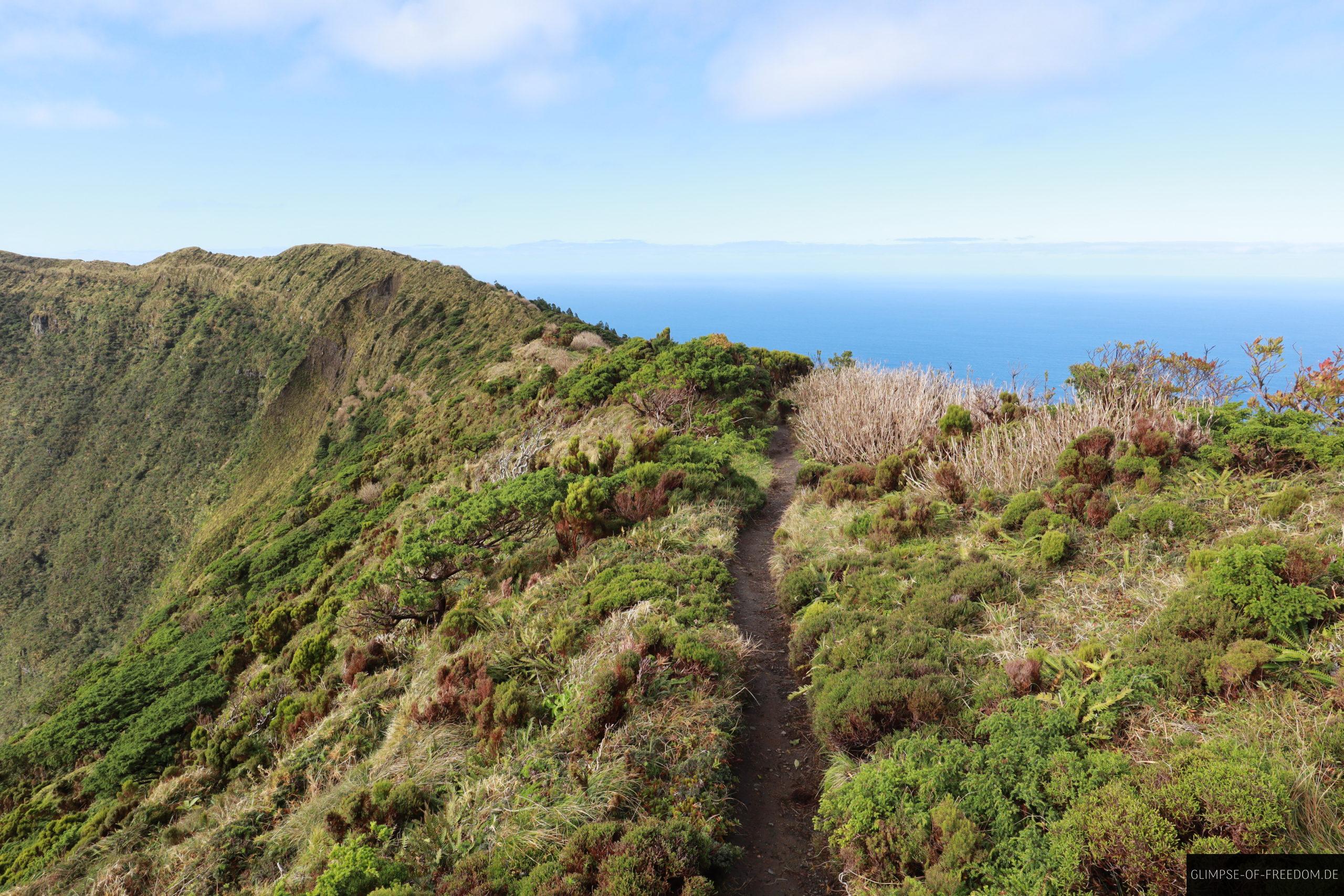 Schmaler Pfad auf der Caldeira Wanderung scaled Schmaler Pfad auf der Caldeira Wanderung