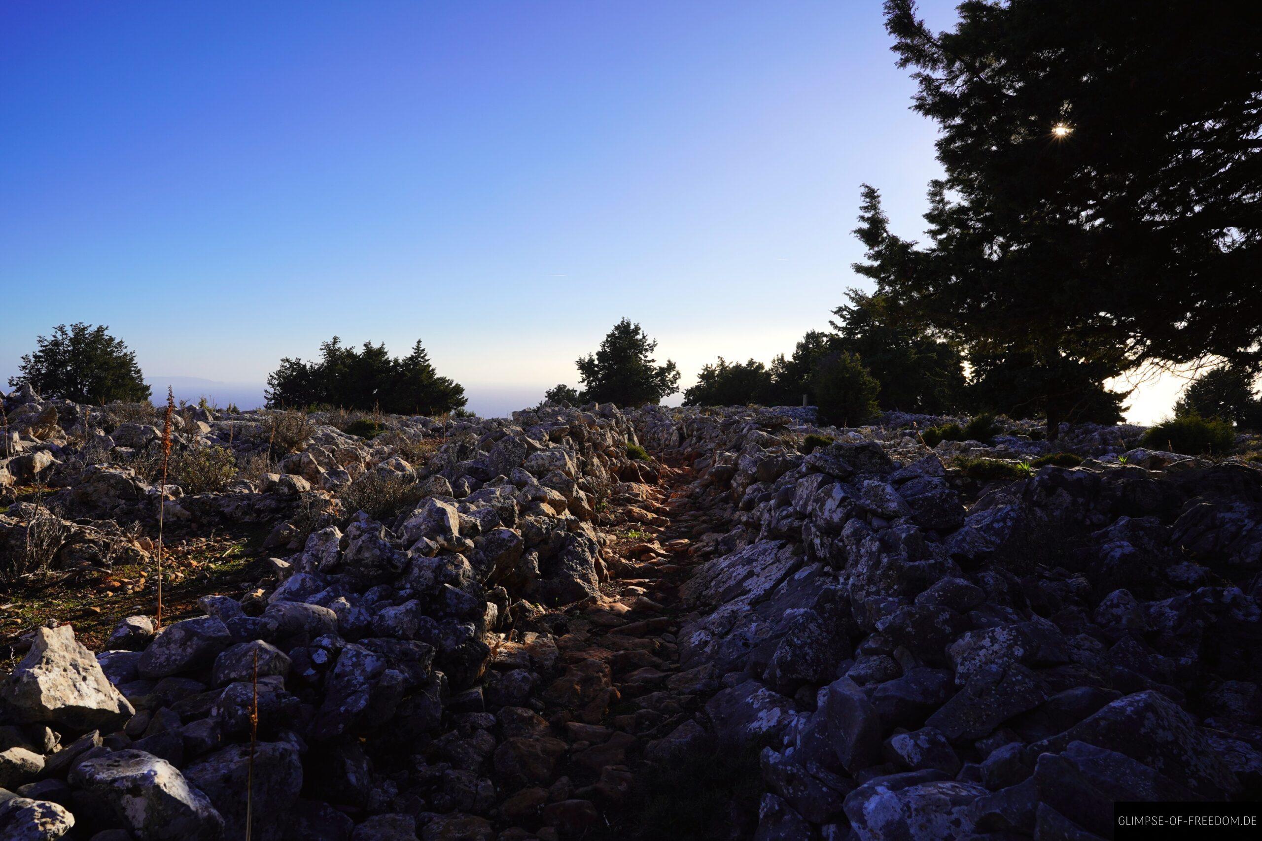 Schmaler Pfad zum Aussichtspunkt scaled Schmaler Pfad zum Aussichtspunkt