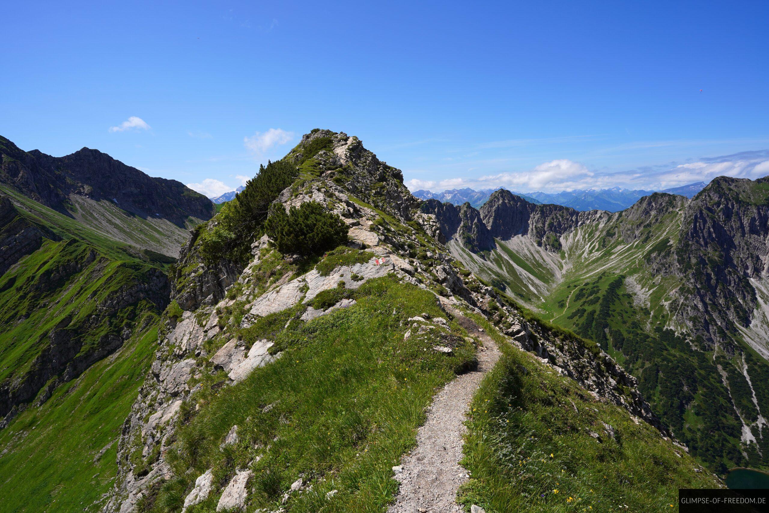 Schmaler Wanderpfad vom Entschenkopf zum oberen Gaisalpsee scaled Schmaler Wanderpfad vom Entschenkopf zum oberen Gaisalpsee