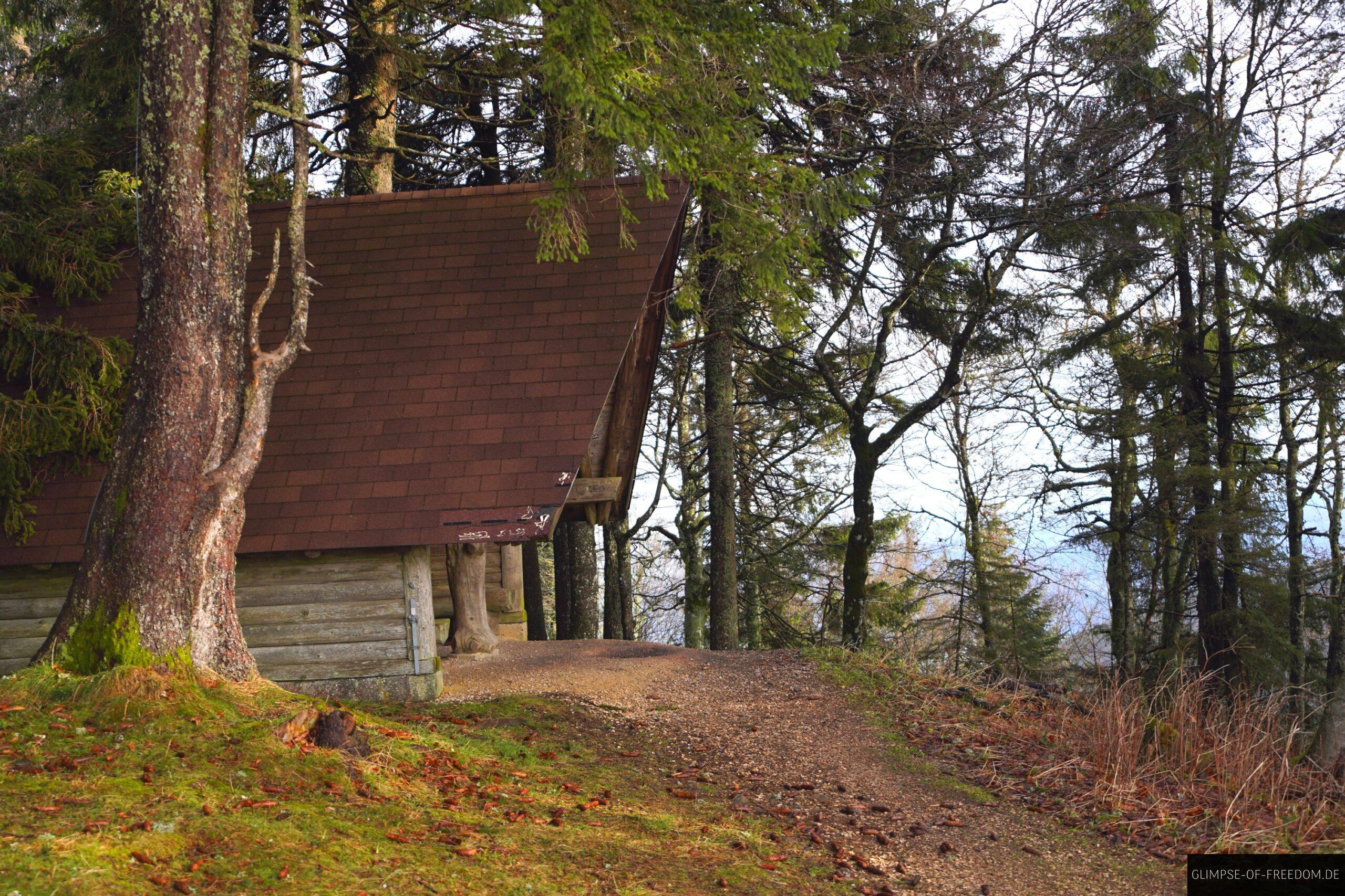 Schutzhuette unter Baeume scaled Schutzhütte unter Bäume