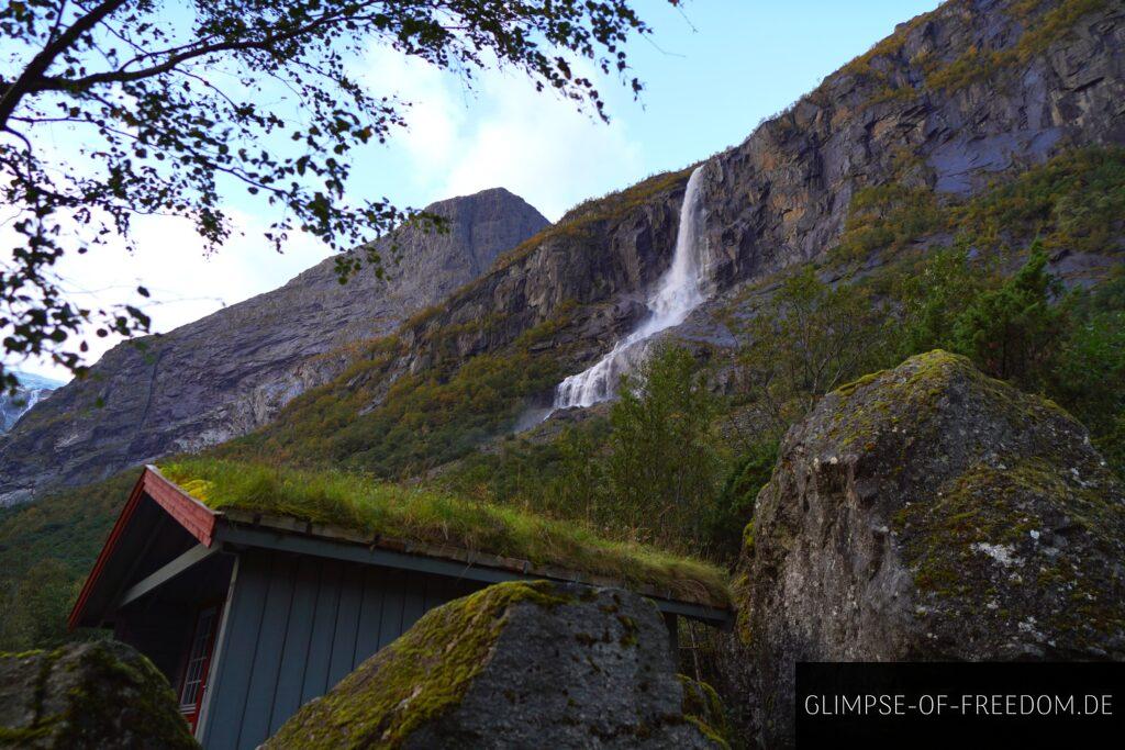 Sicht auf den Volefossen Wasserfall vom Campingplatz aus