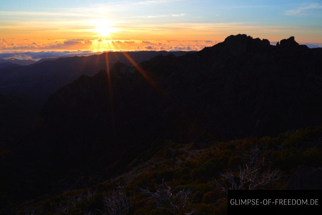 Sonnenaufgang über den Bewölkungen auf dem Pico Ruivo