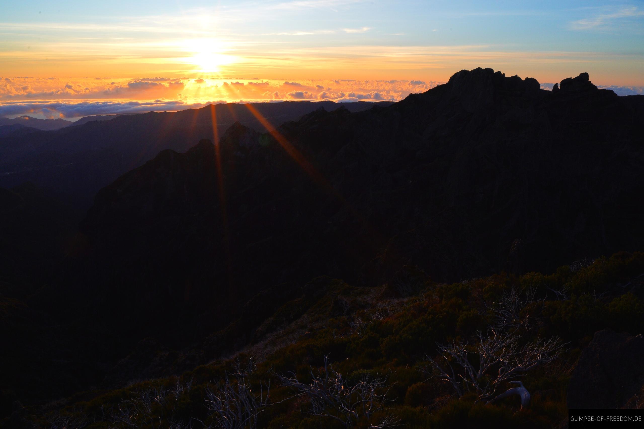 Sonnenaufgang ueber den Wolken auf dem Pico Ruivo Sonnenaufgang über den Wolken auf dem Pico Ruivo