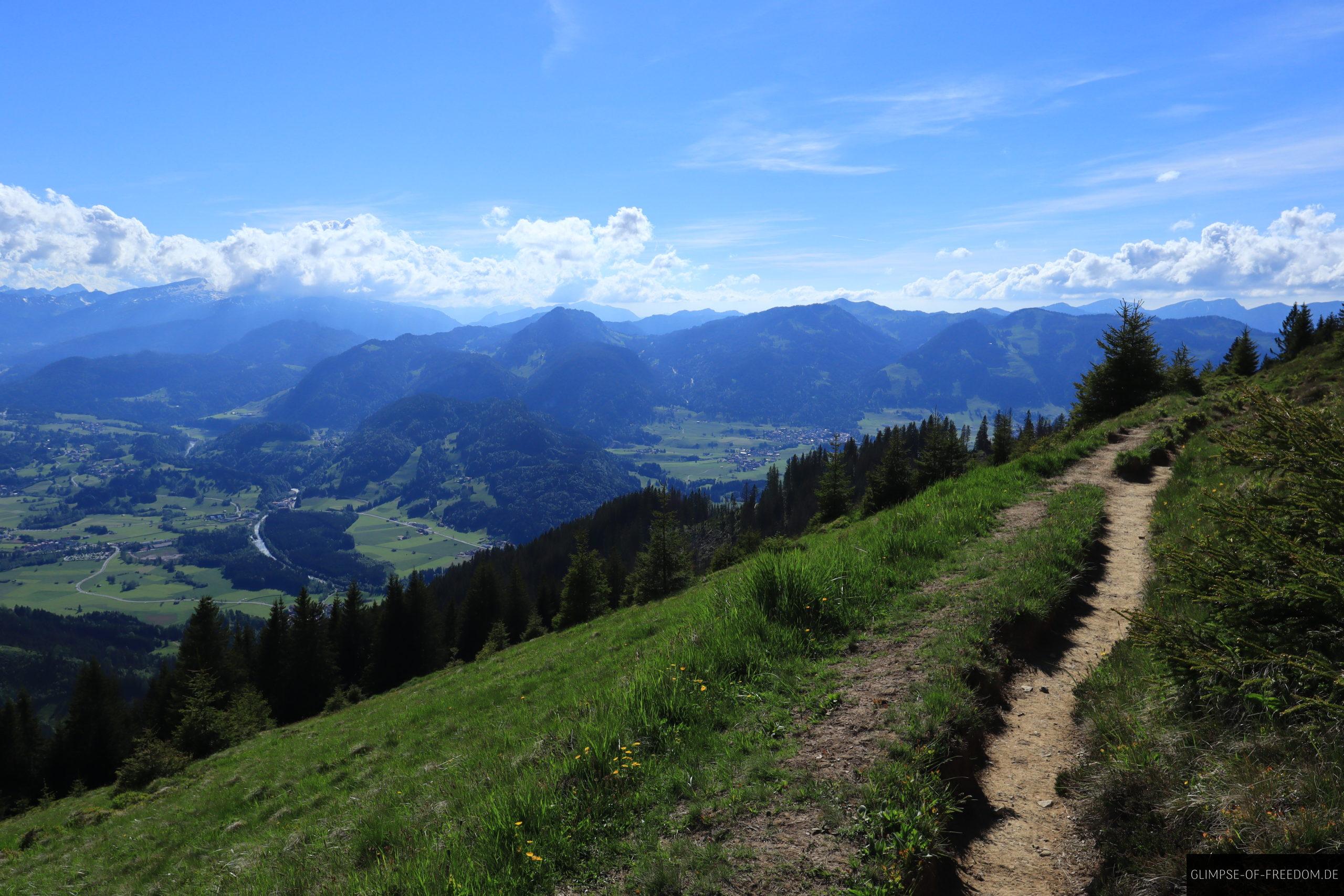 Sonnenkoepfe Wanderung mit Blick ins Tal scaled Sonnenköpfe Wanderung mit Blick ins Tal