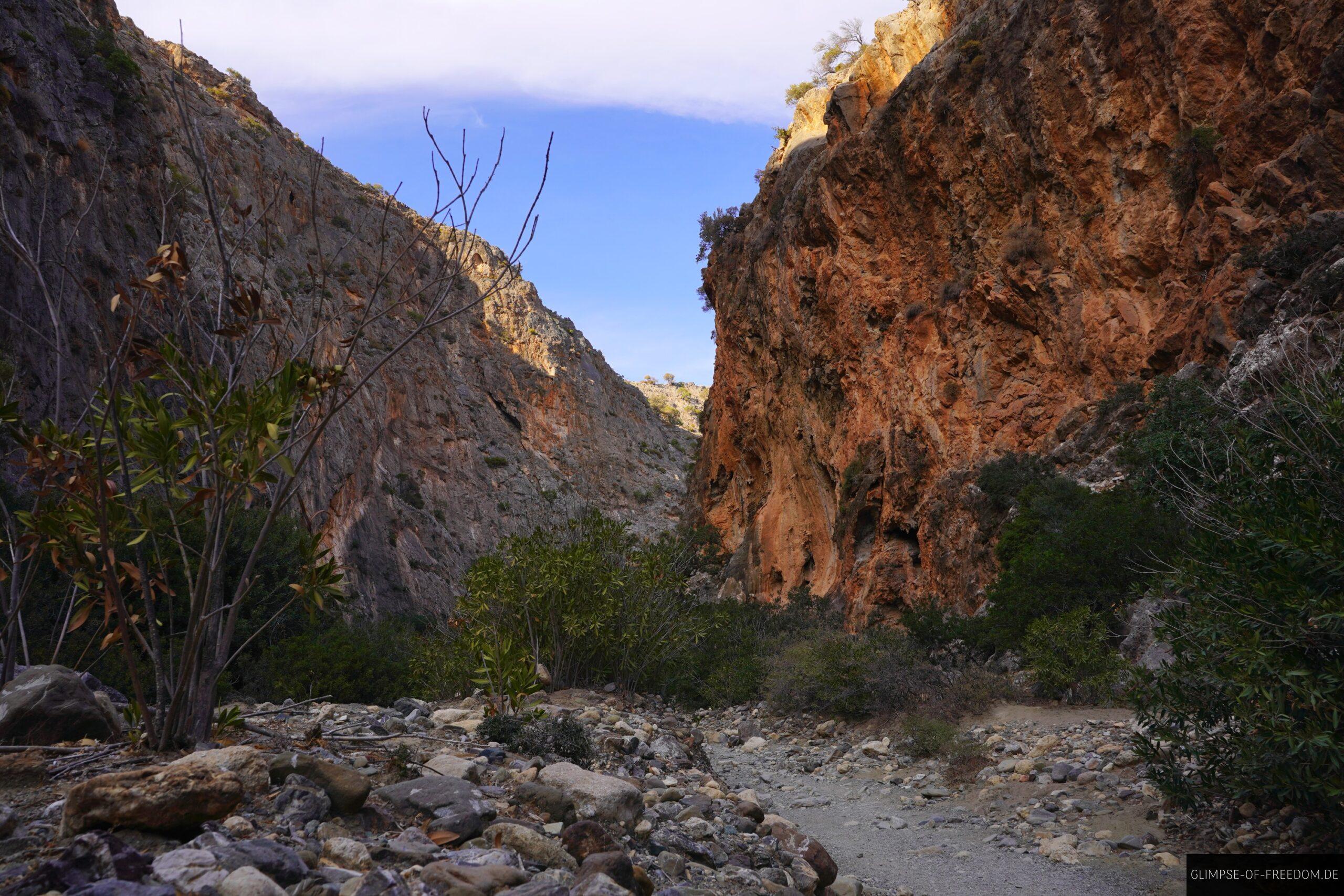 Spektakulaerer Wanderpfad durch die Agiofarago mit Felsen und Pflanzen scaled Spektakulärer Wanderpfad durch die Agiofarago mit Felsen und Pflanzen
