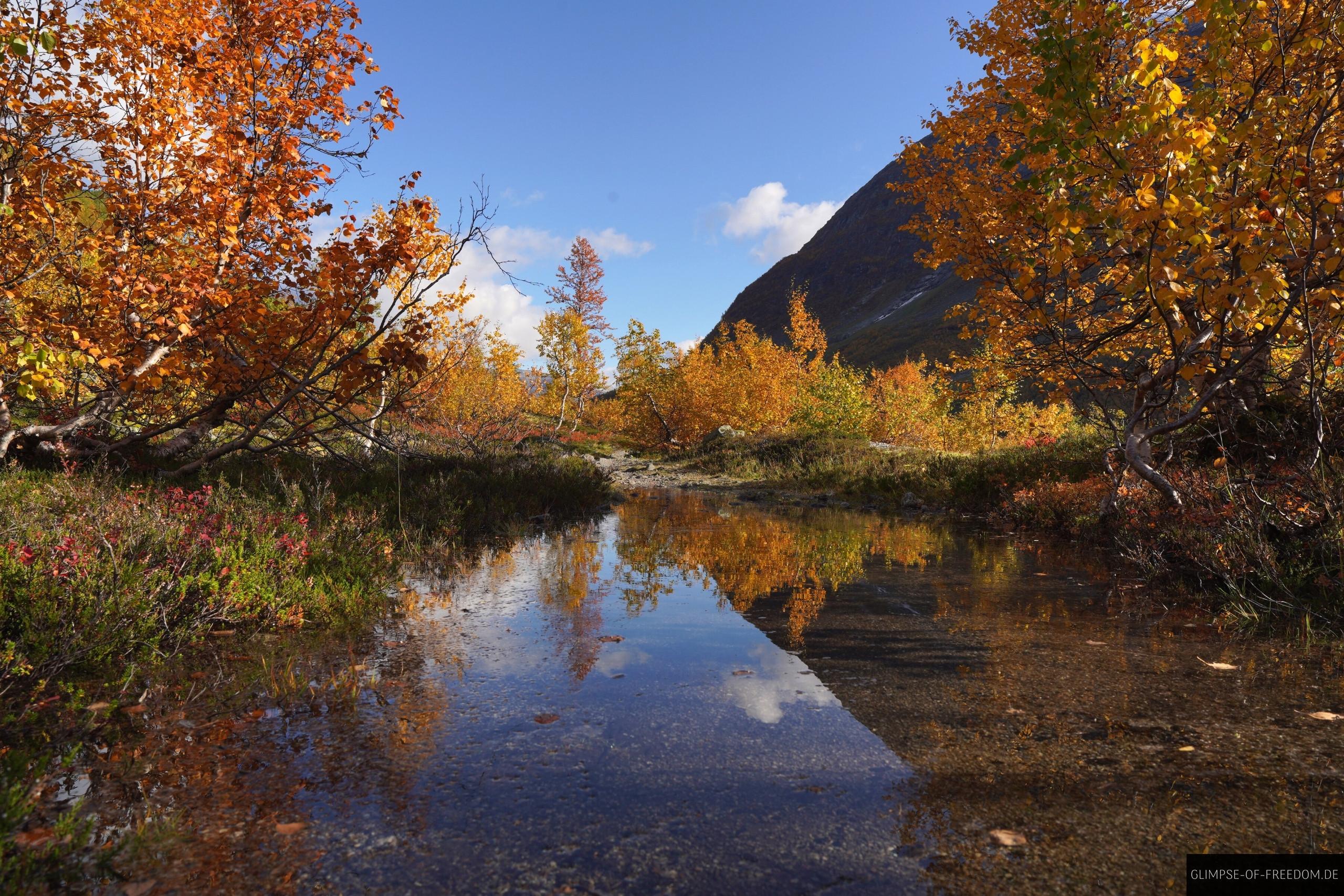 Spiegelung in norwegischer Herbstlandschaft Spiegelung in norwegischer Herbstlandschaft