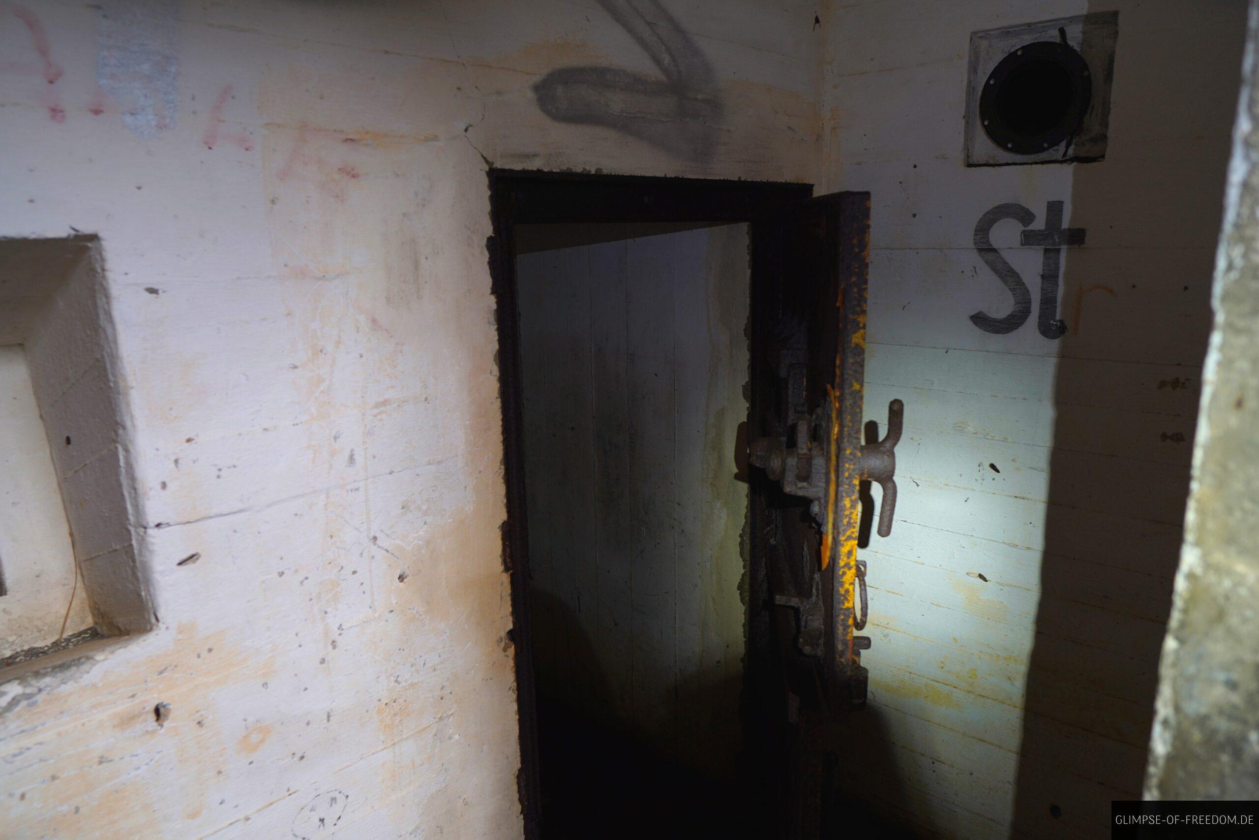 Stahltuer in der Kuestenfestung in Suednorwegen scaled Stahltür in der Küstenfestung in Südnorwegen