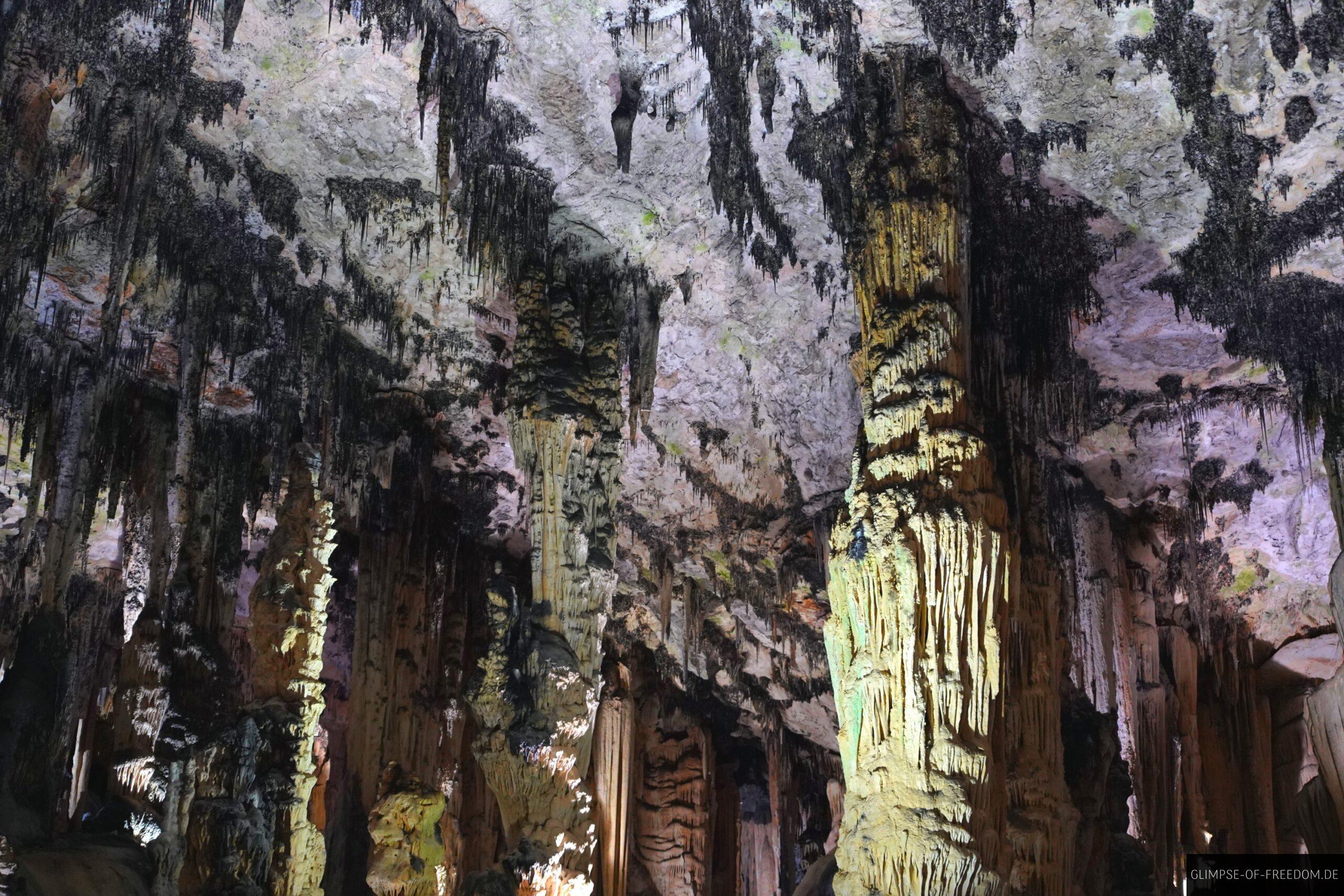 Stalaktiten und Stalakmiten in den Hoehlen von Arta scaled Stalaktiten und Stalakmiten in den Höhlen von Artà