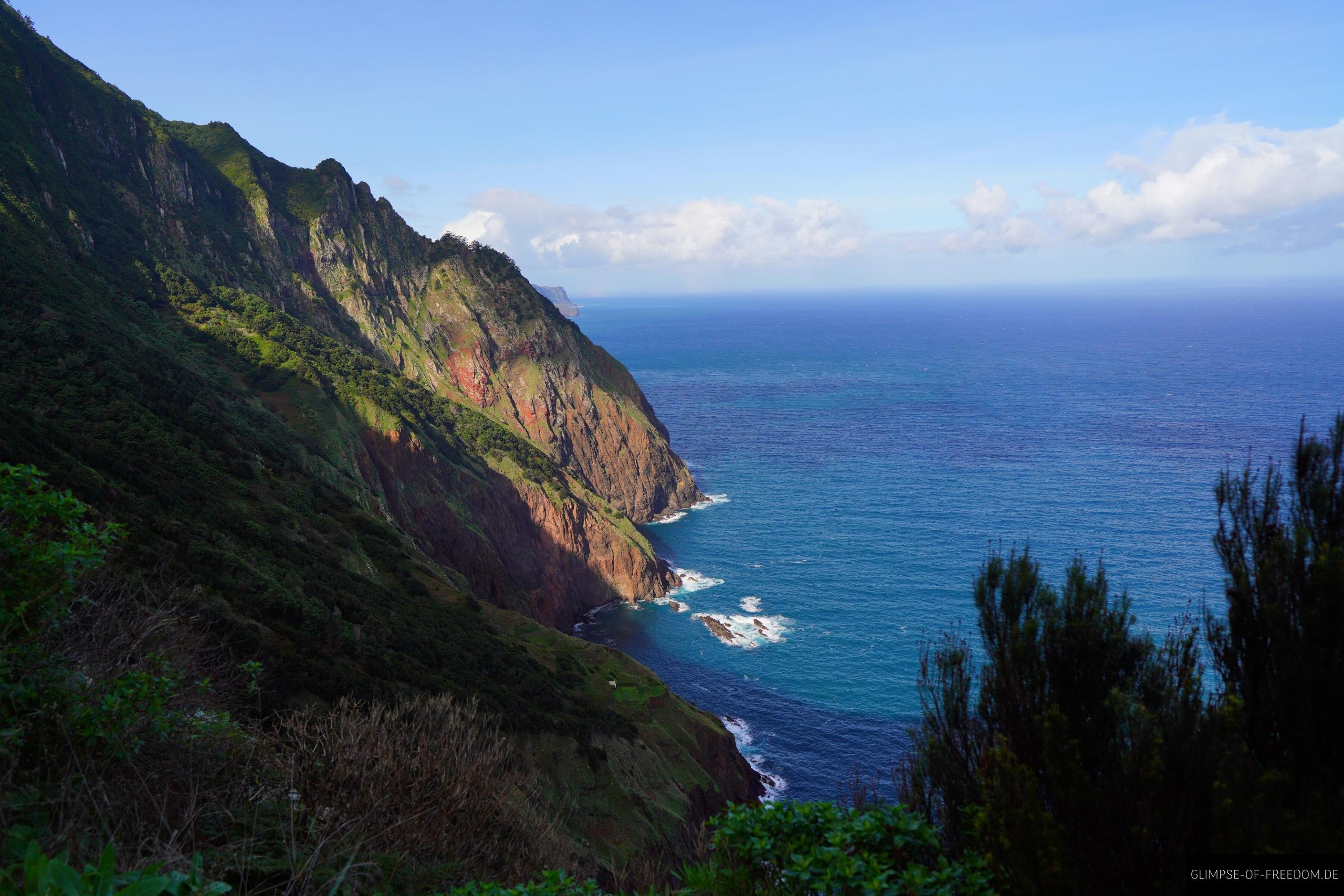Steilklippen Madeira Kueste im Norden Steilklippen der Madeira-Küste im Norden