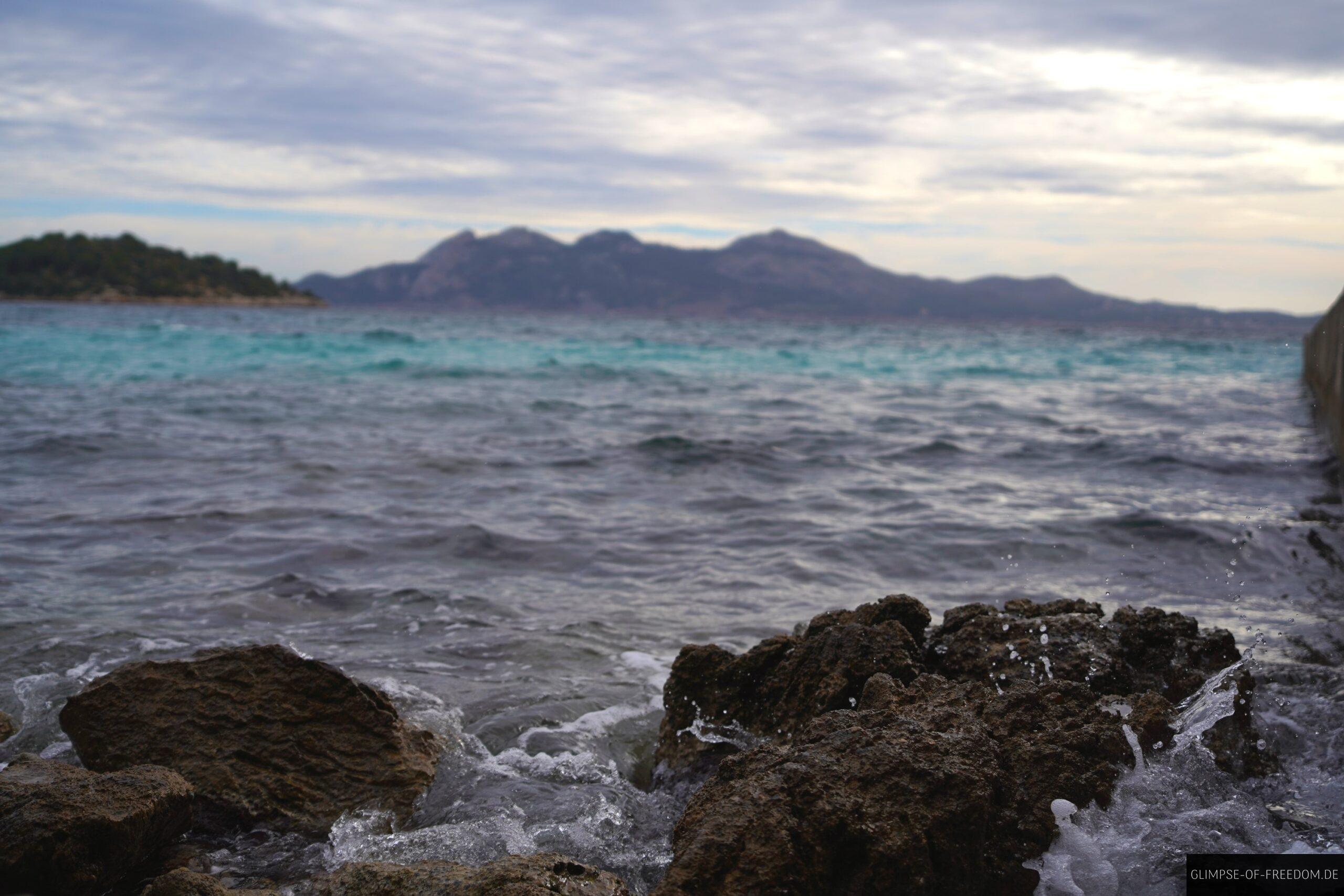 Steine im Wasser am Playa de Formentor scaled Steine im Wasser am Playa de Formentor