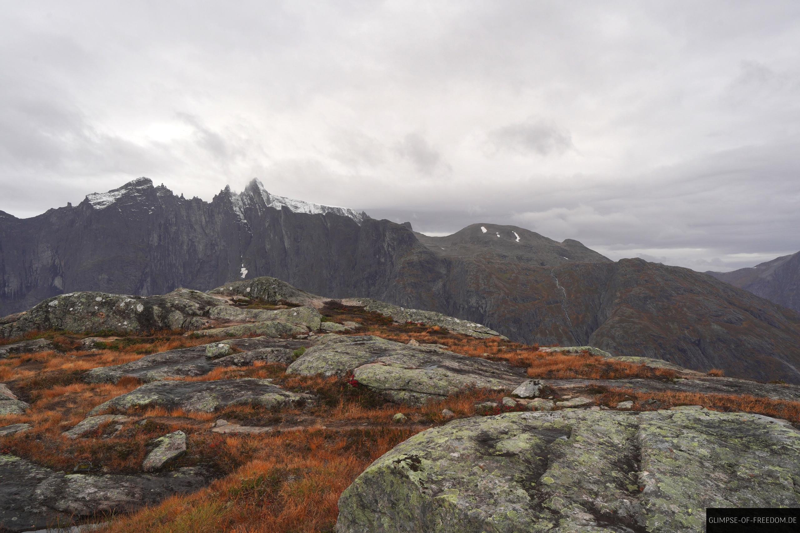 Steinerne Landschaft mit Blick auf Trollveggen Steinerne Landschaft mit Blick auf Trollveggen