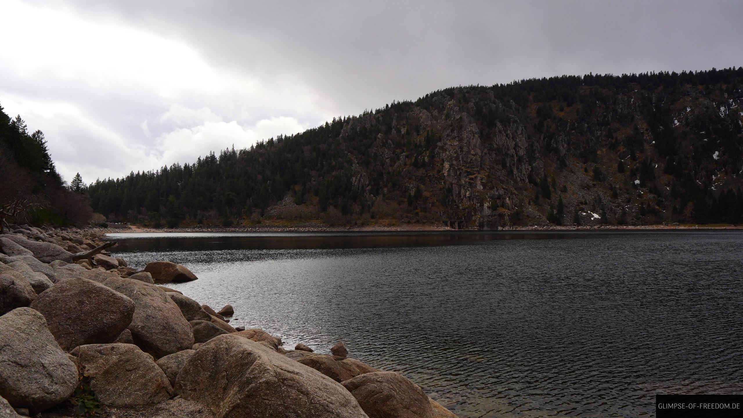 Steinernes Ufer des Lac Blanc Sees Steinernes Ufer des Lac Blanc Sees