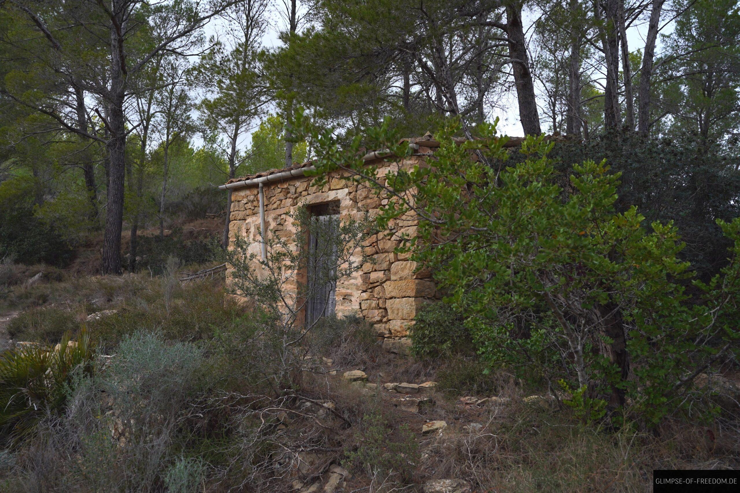 Steinhaus im spanischen Wald scaled Steinhaus im spanischen Wald