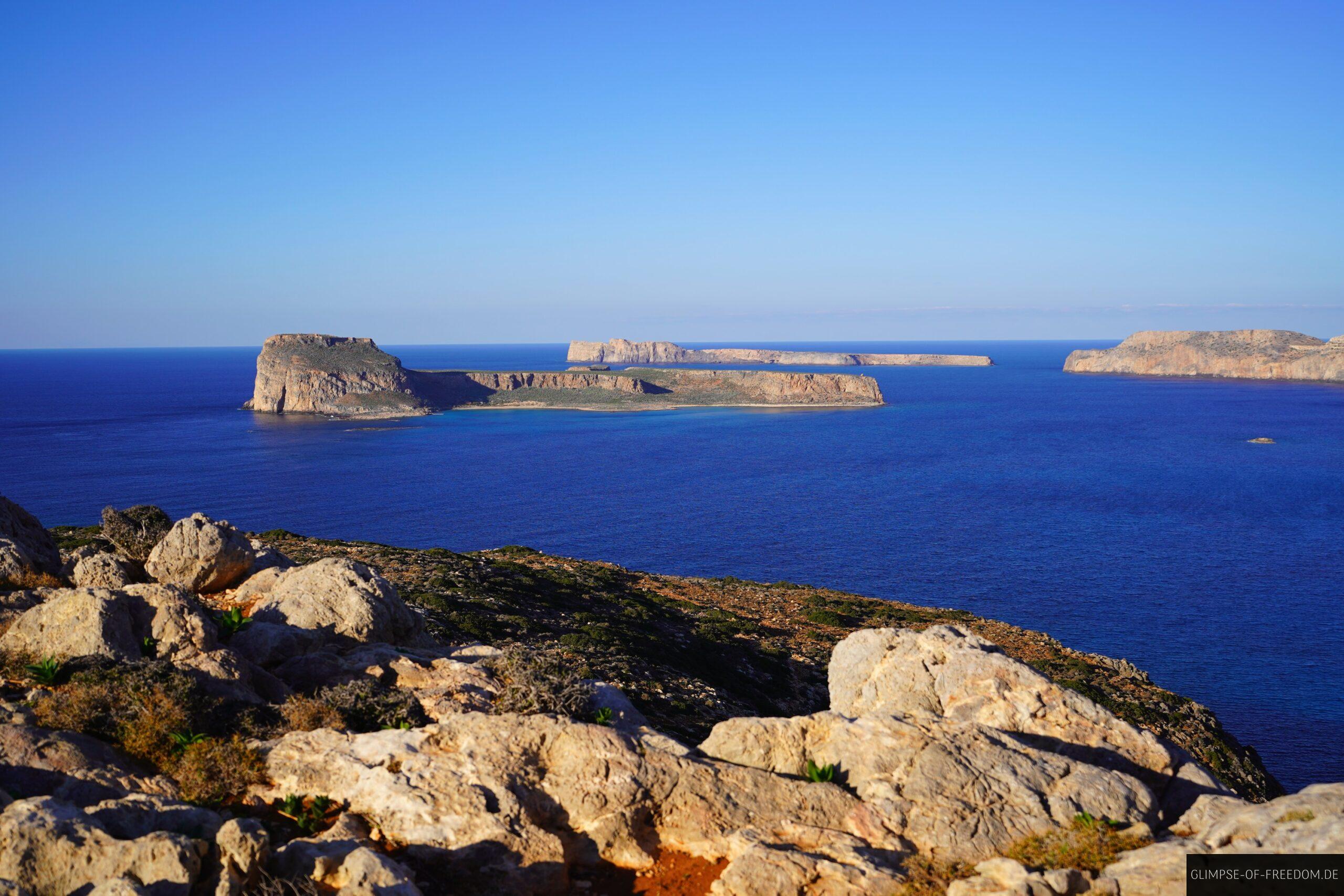 Steinige Umgebung mit Blick Felseninsel Imeri Gramvousa scaled Steinige Umgebung mit Blick Felseninsel Imeri Gramvousa