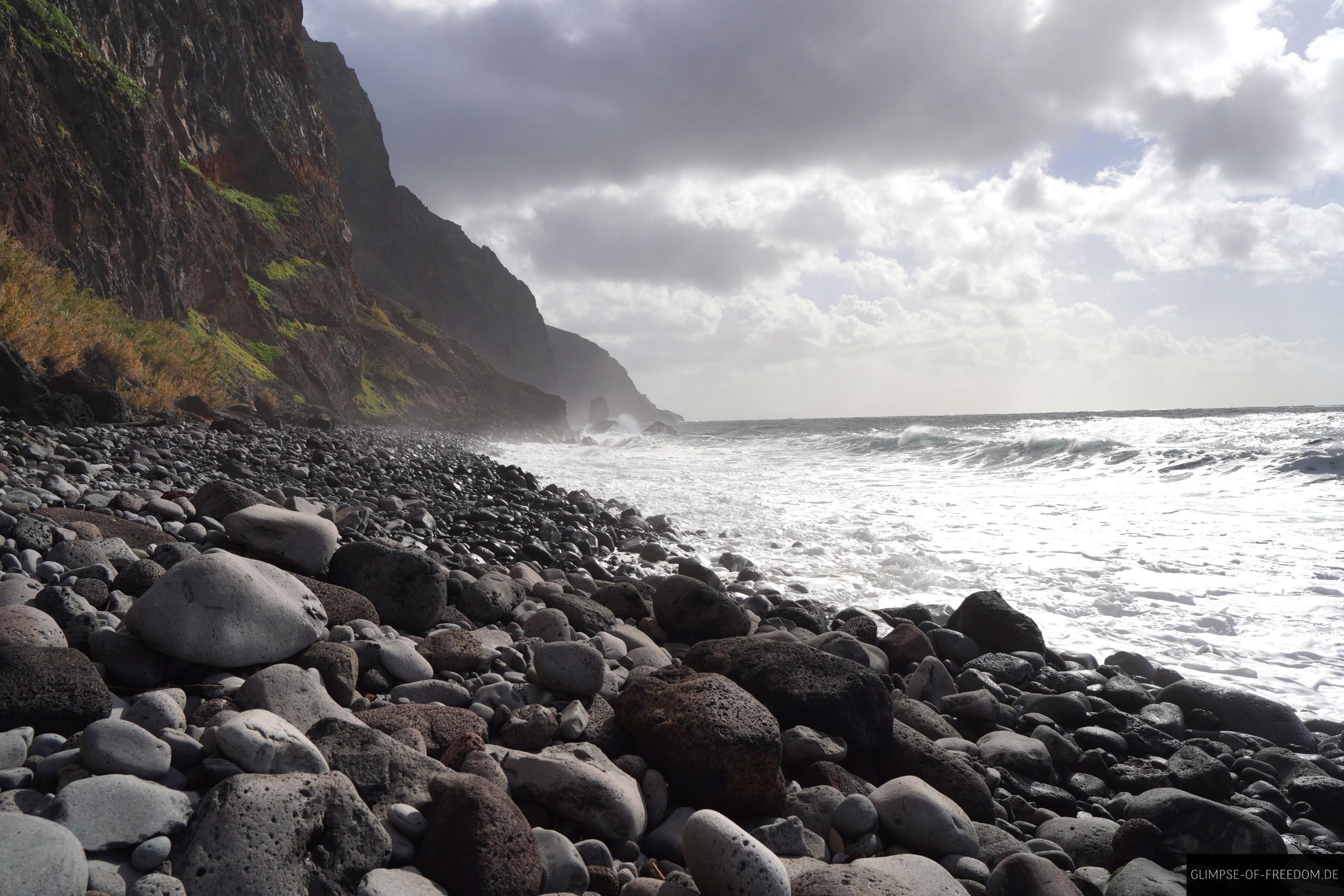 Steinstrand an der Madeira Westkueste Steinstrand an der Madeira Westküste