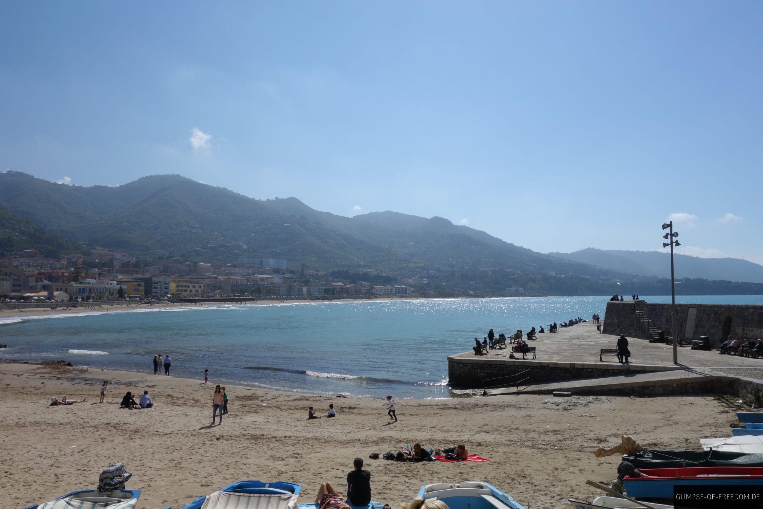 Strand am Hafen von Cefalu scaled Strand am Hafen von Cefalù