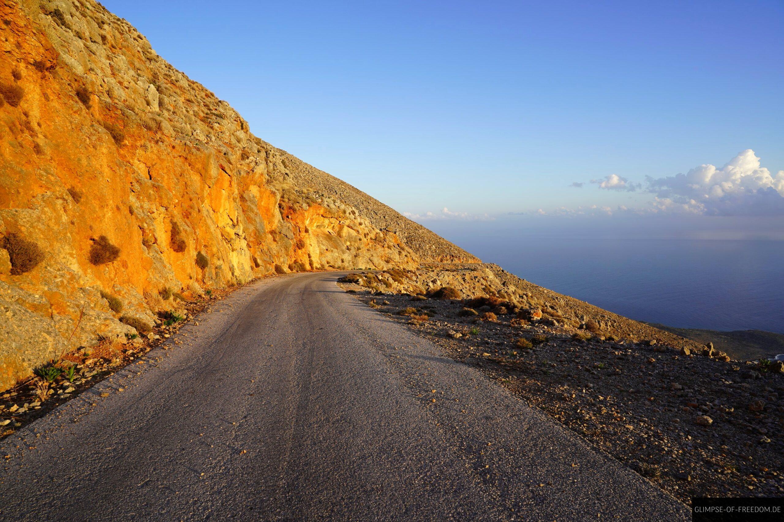 Strasse mit Kuestenblick scaled Straße mit Küstenblick