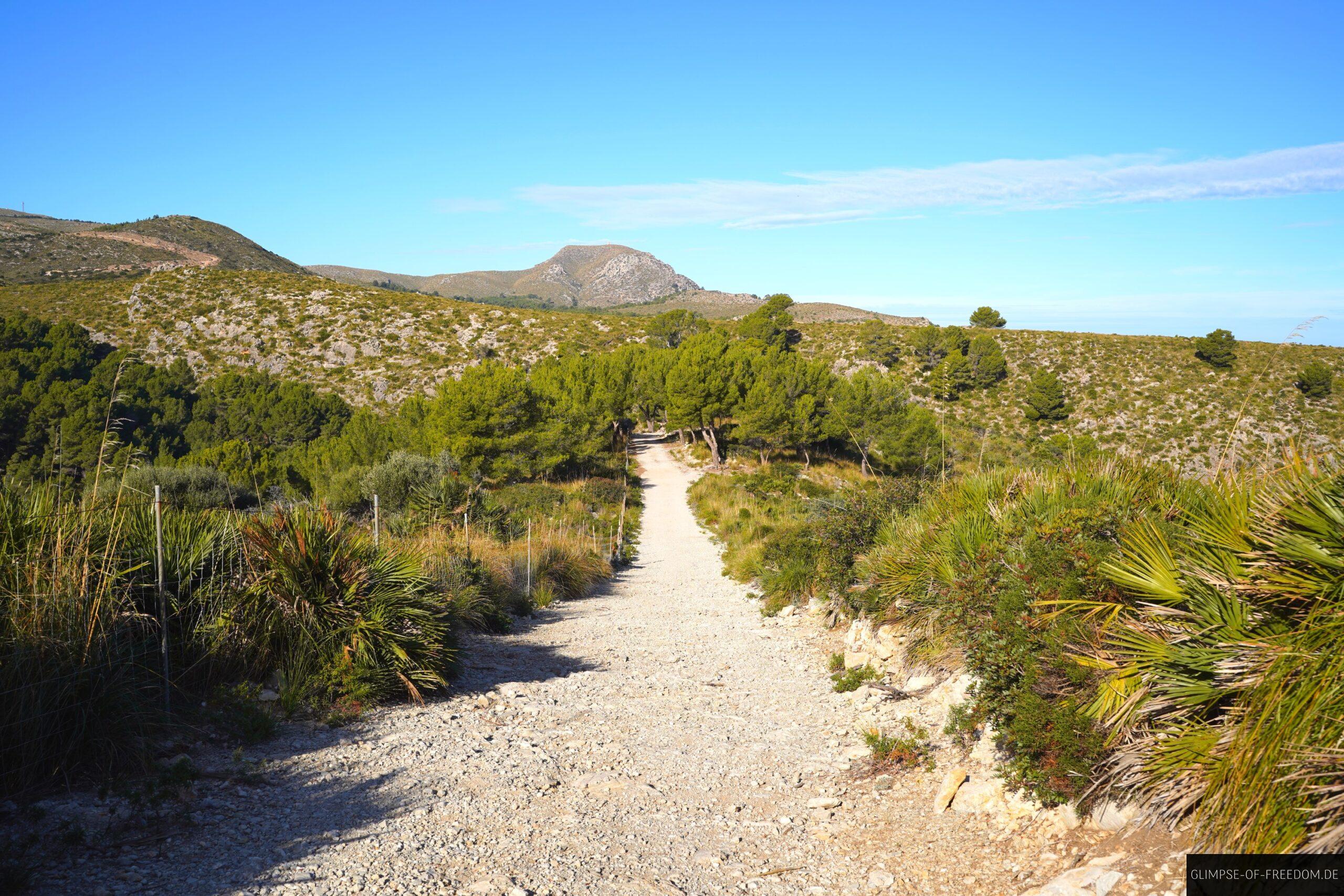 Szenischer Wanderweg in Richtung Meer scaled Szenischer Wanderweg in Richtung Meer