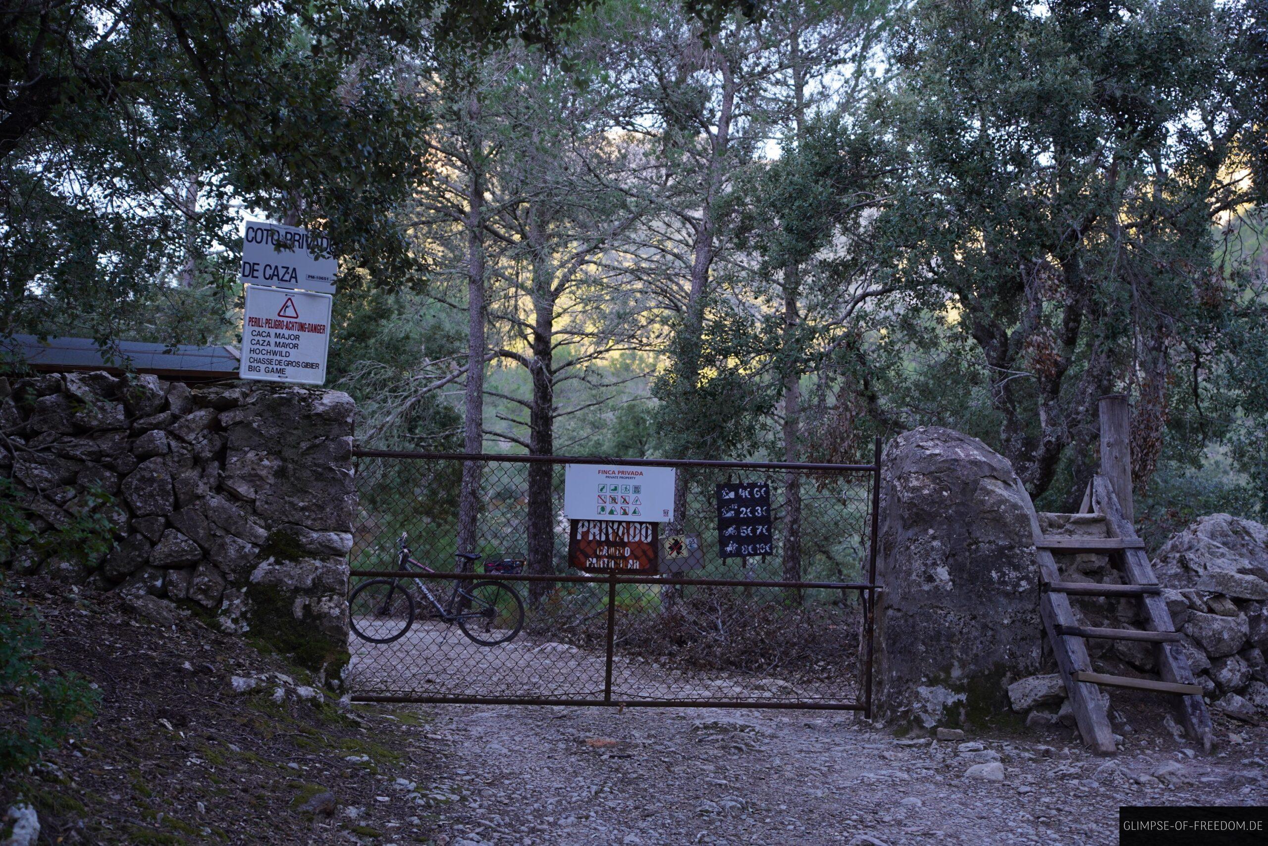 Tor und Uebergang zum Privatweg scaled Tor und Übergang zum Privatweg