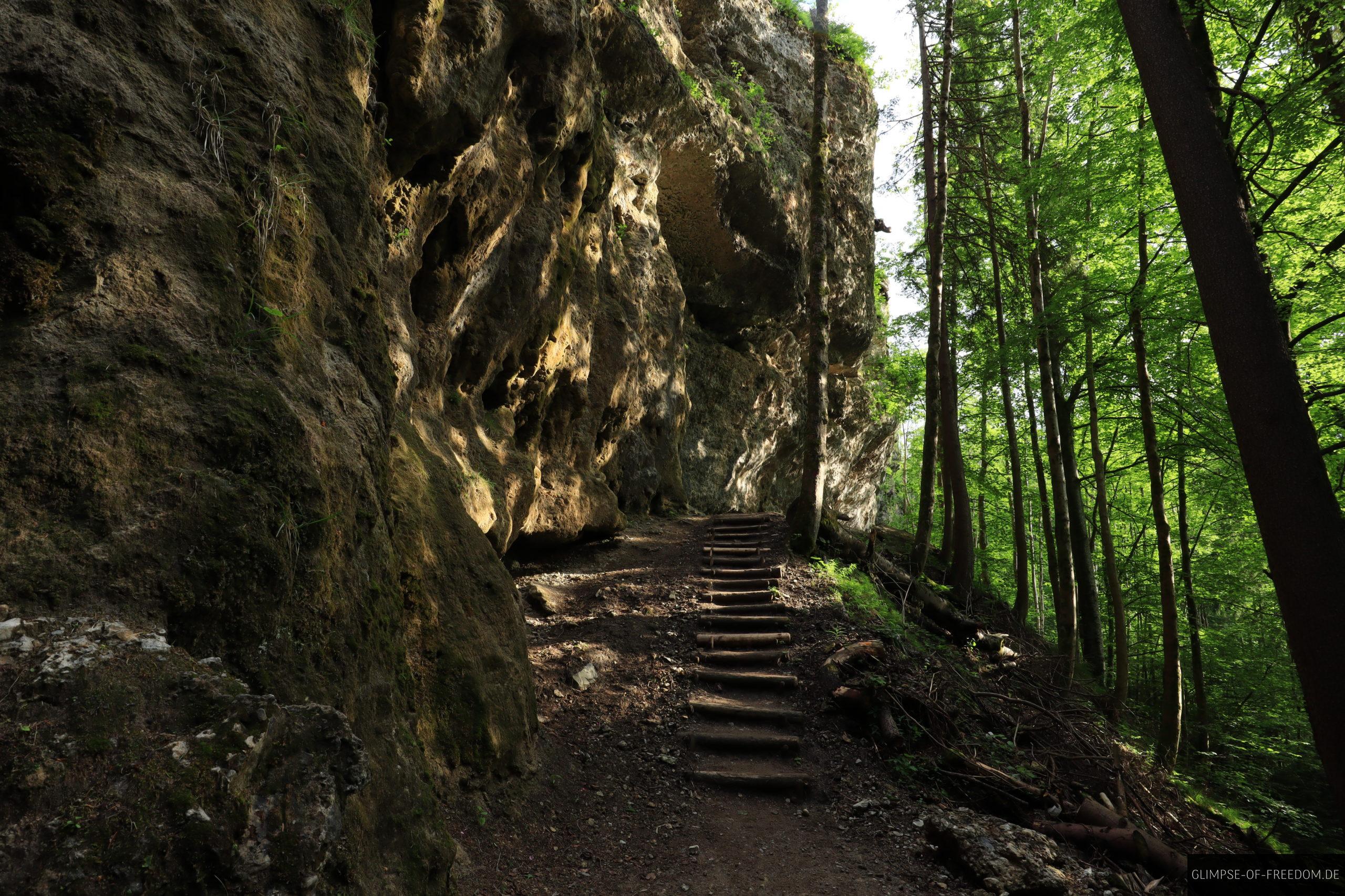 Treppenstufen entlang der Felsen bei Hinang
