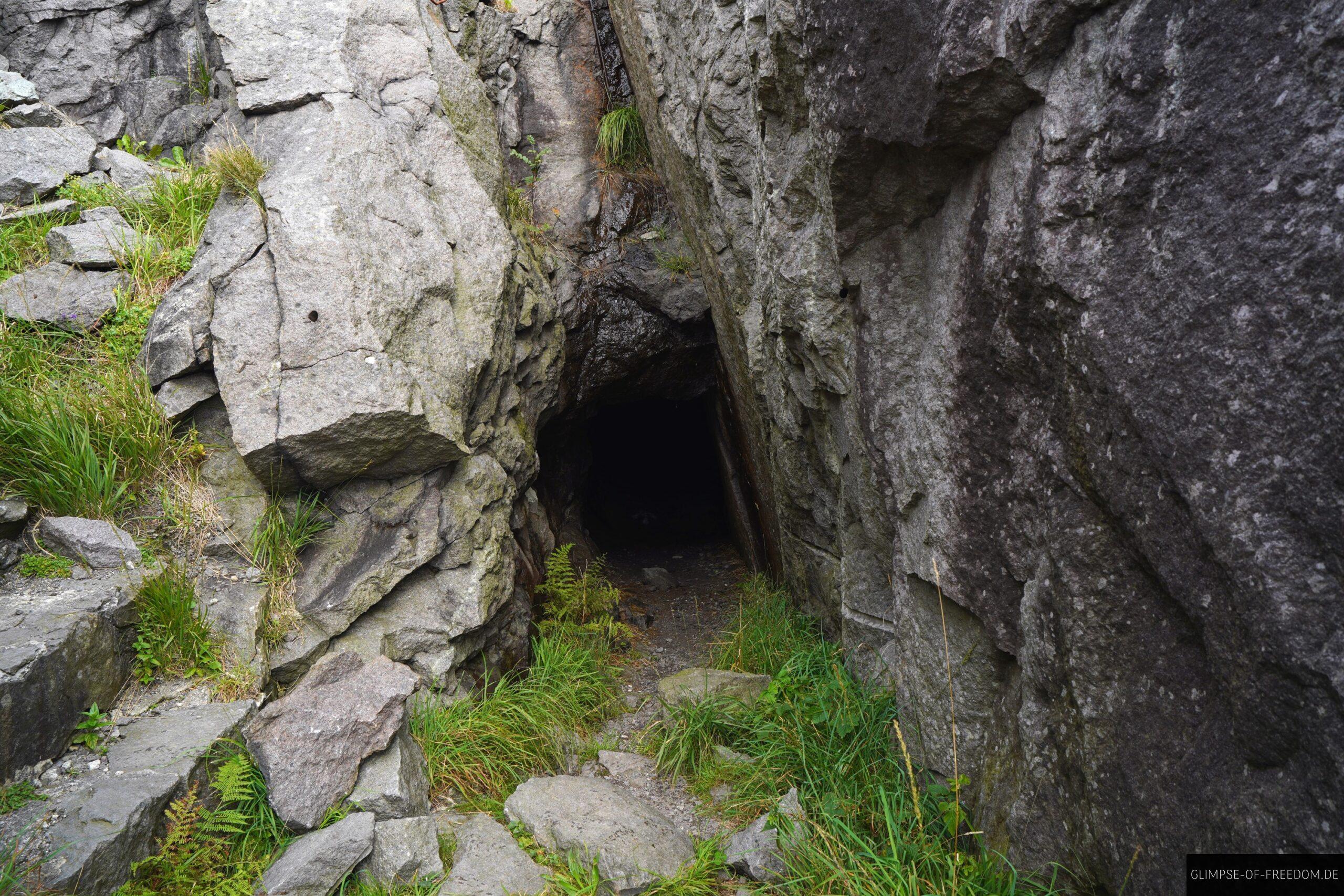 Tunnel in den Fels scaled Tunnel in den Fels