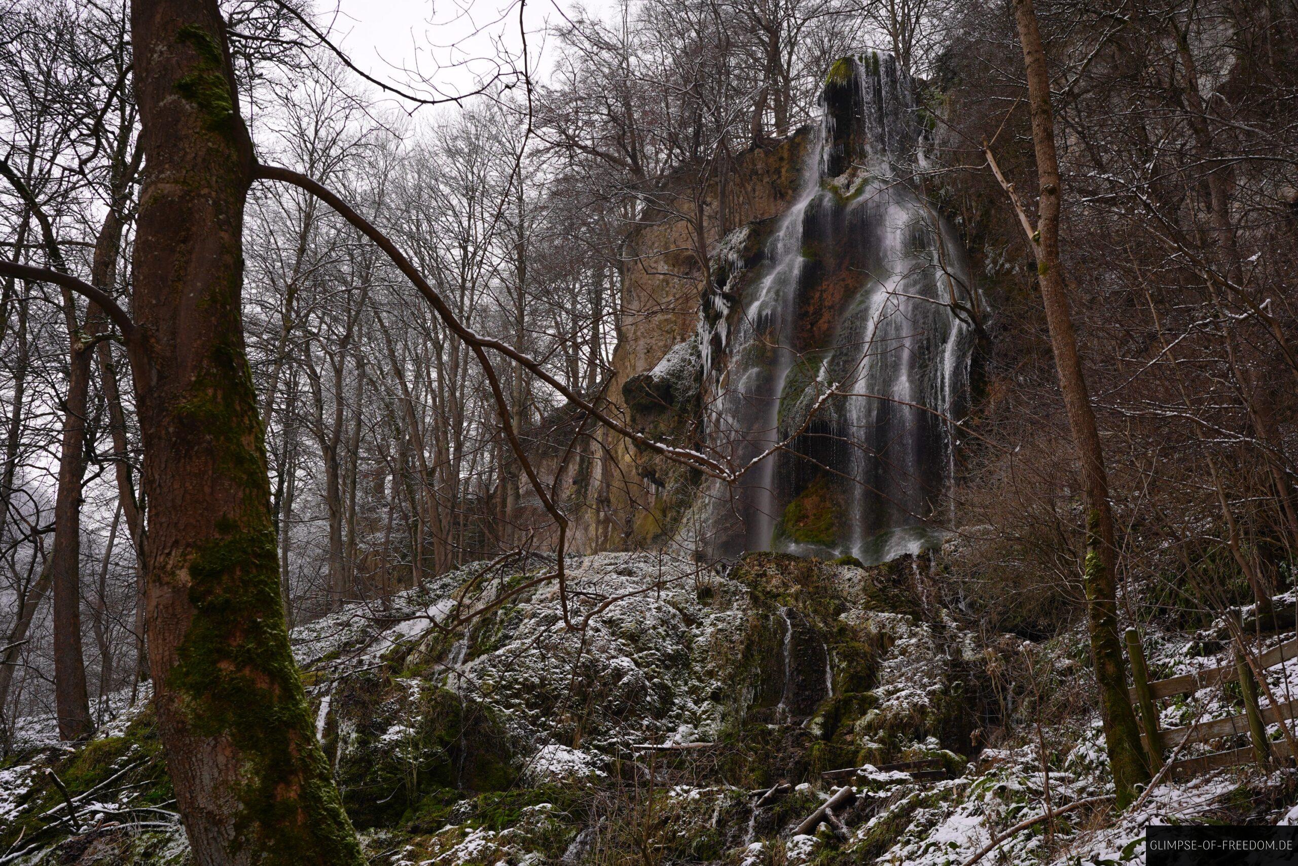 Uracher Wasserfall inmitten der Natur scaled Uracher Wasserfall inmitten der Natur