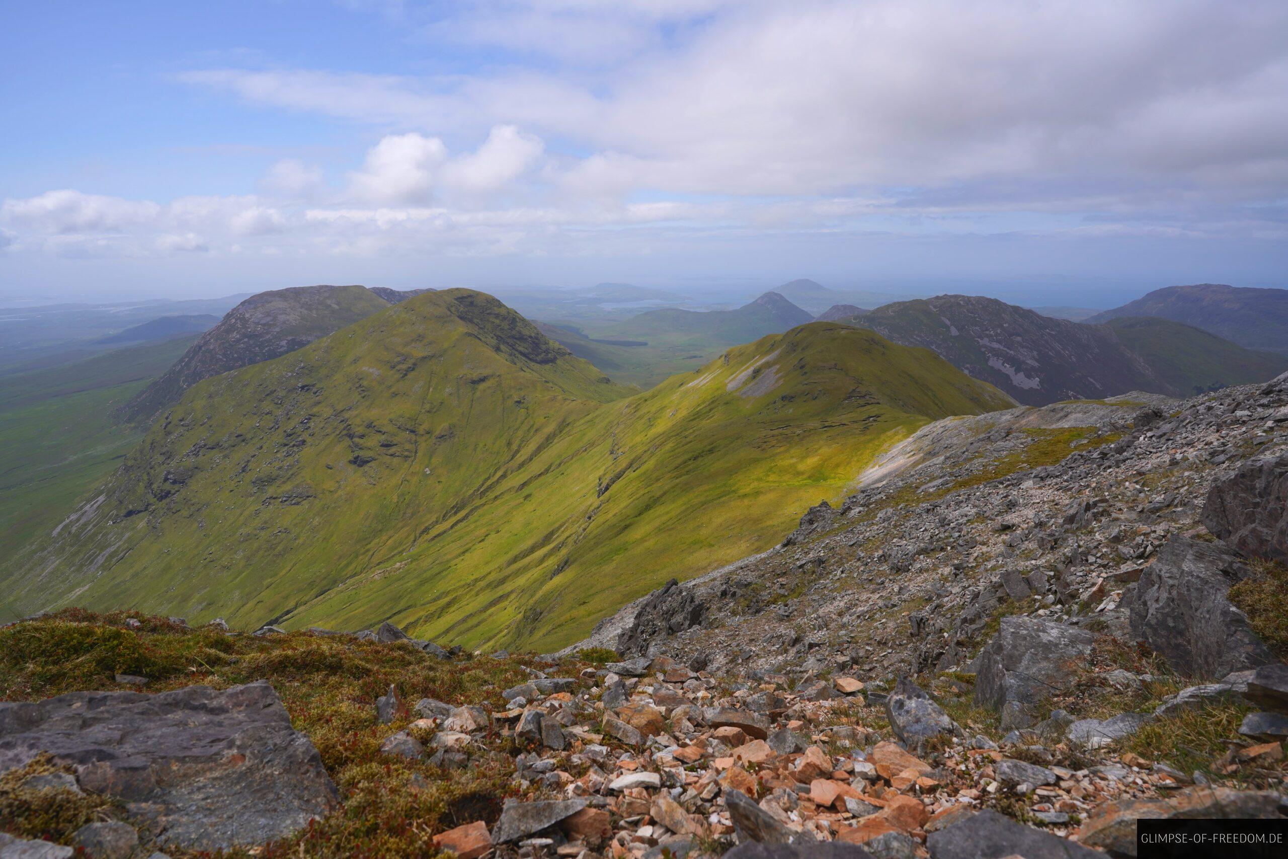 Vom Steinpfad in die gruene Landschaft scaled Vom Steinpfad in die grüne Landschaft