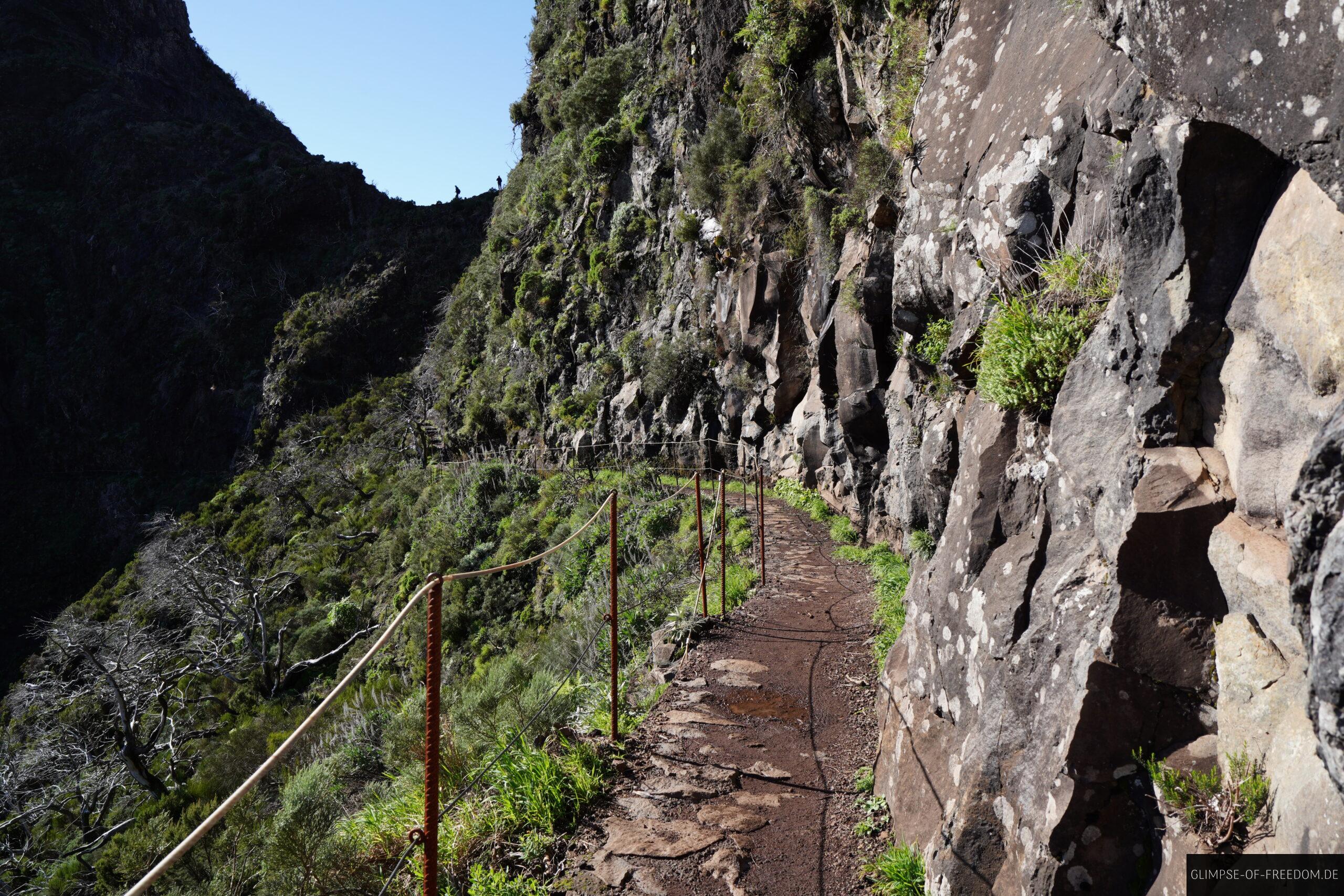 Wandern entlang der Bergwand auf Madeira scaled Wandern entlang der Bergwand auf Madeira