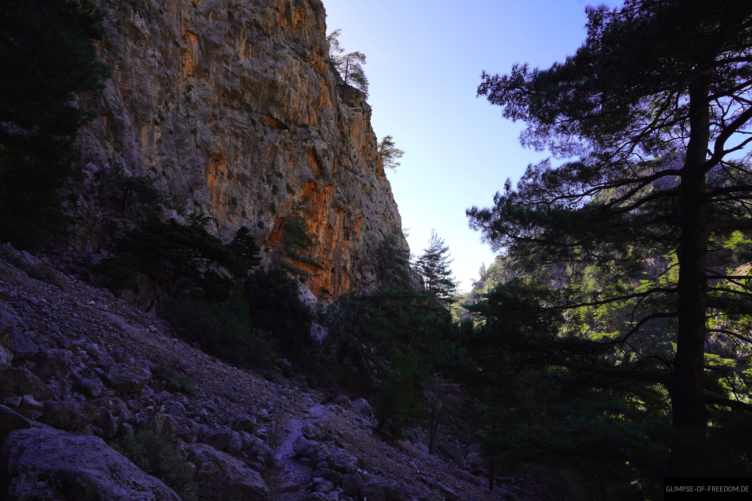 Wandern entlang der Felsen 1 scaled Wandern entlang der Felsen