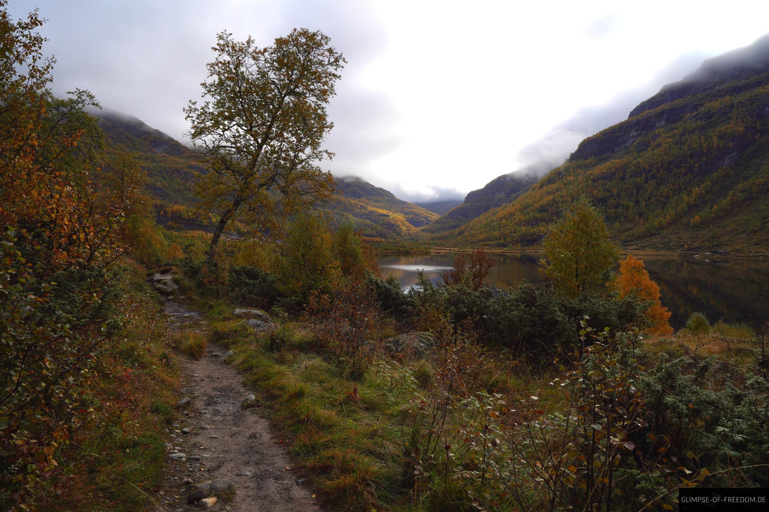 Wandern entlang des Sees Aurdalsvatnet Wandern entlang des Sees Aurdalsvatnet
