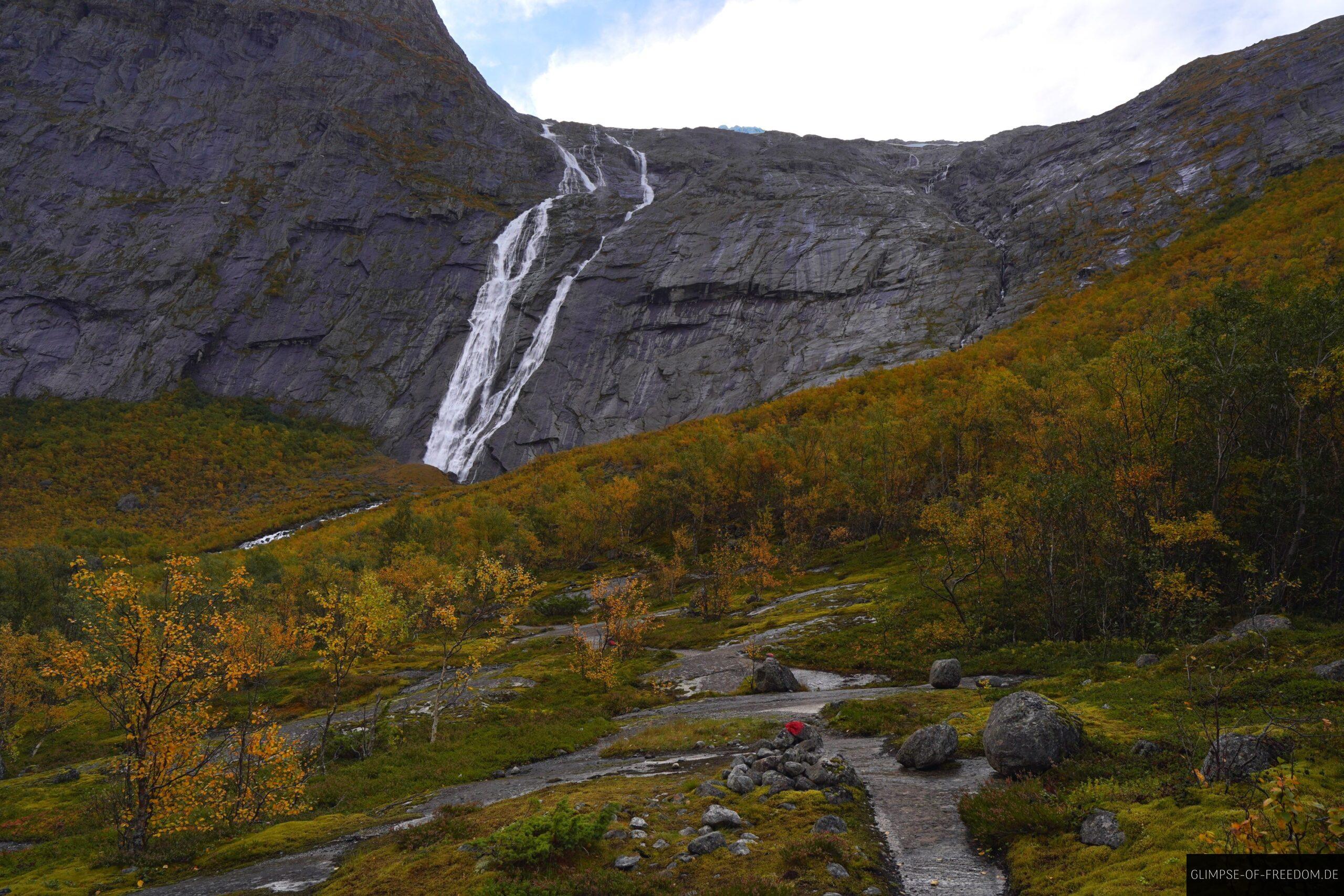 Wandern mit Wasserfall voraus scaled Wandern mit Wasserfall voraus