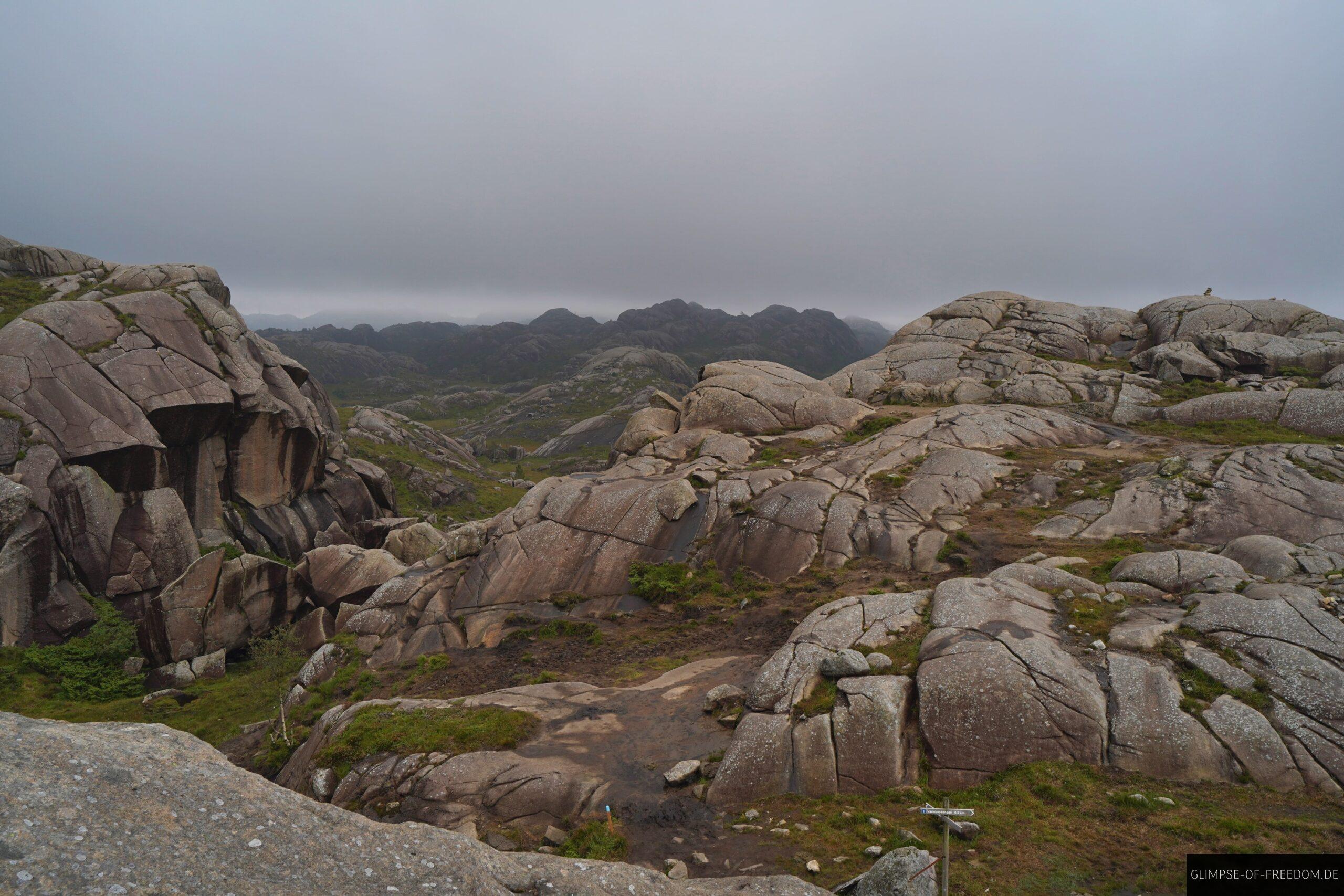 Wandern ueber runde Felsen und Huegel scaled Wandern über runde Felsen und Hügel