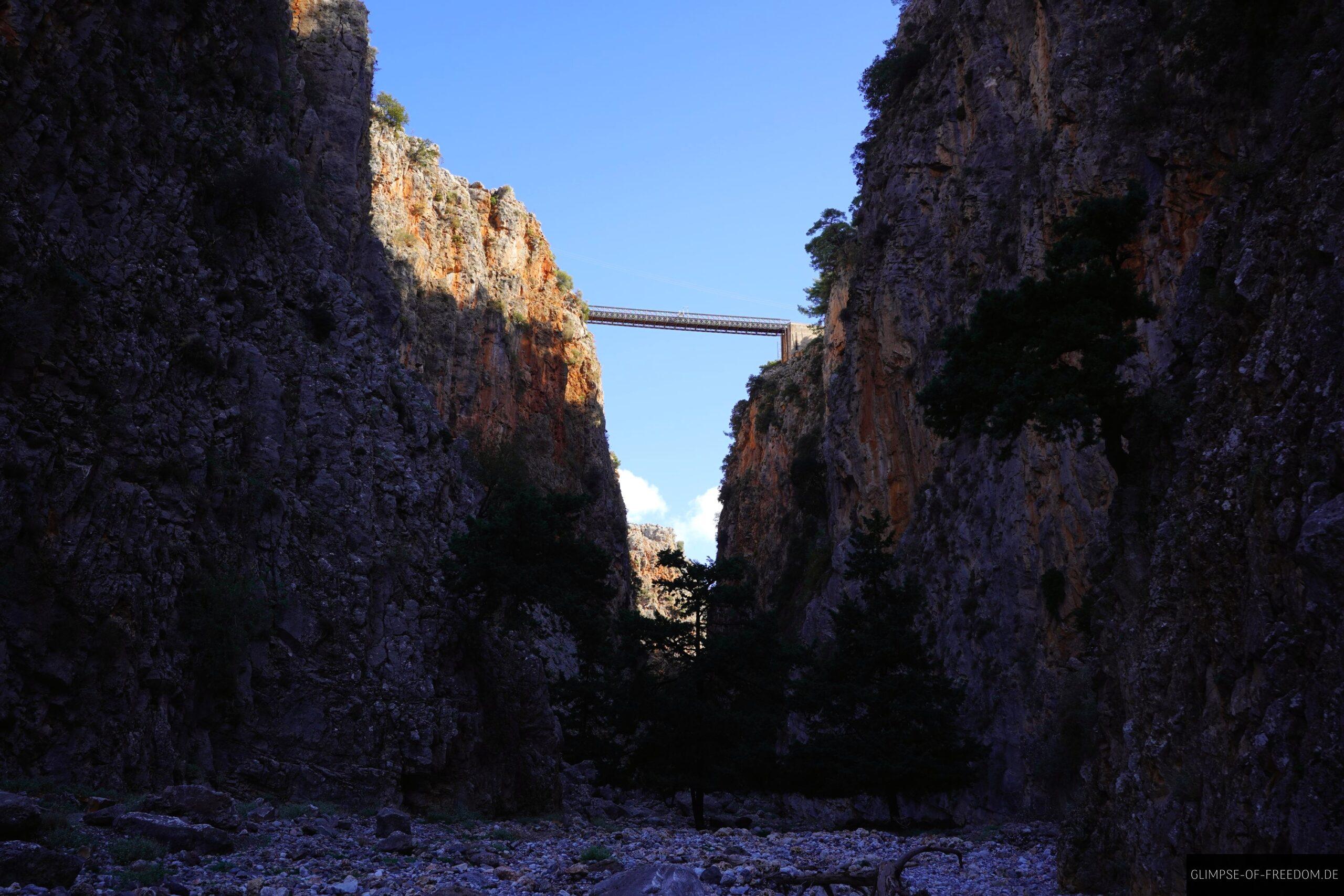 Wandern unterhalb der Aradena Bruecke scaled Wandern unterhalb der Aradena Brücke