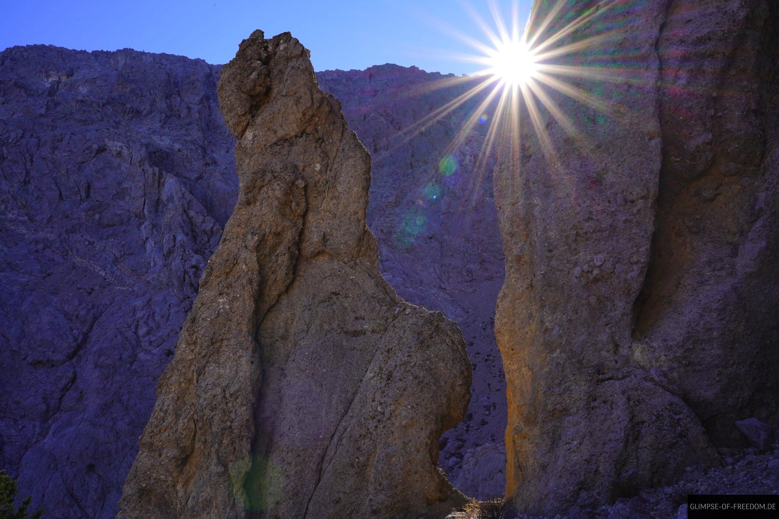 Wanderweg durch einen Felsspalt hindurch scaled Wanderweg durch einen Felsspalt hindurch