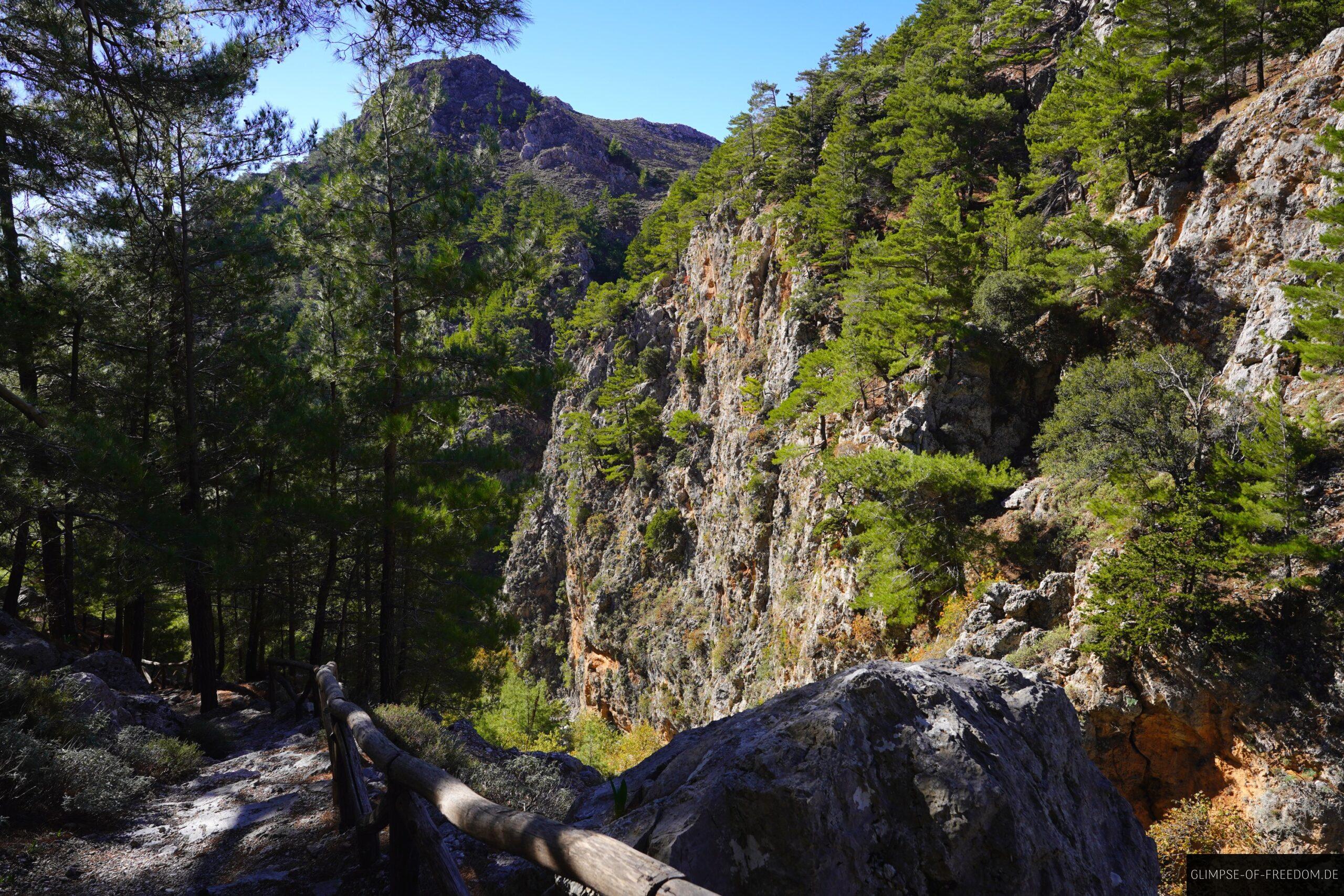 Wanderweg mit Gelaender scaled Wanderweg mit Geländer