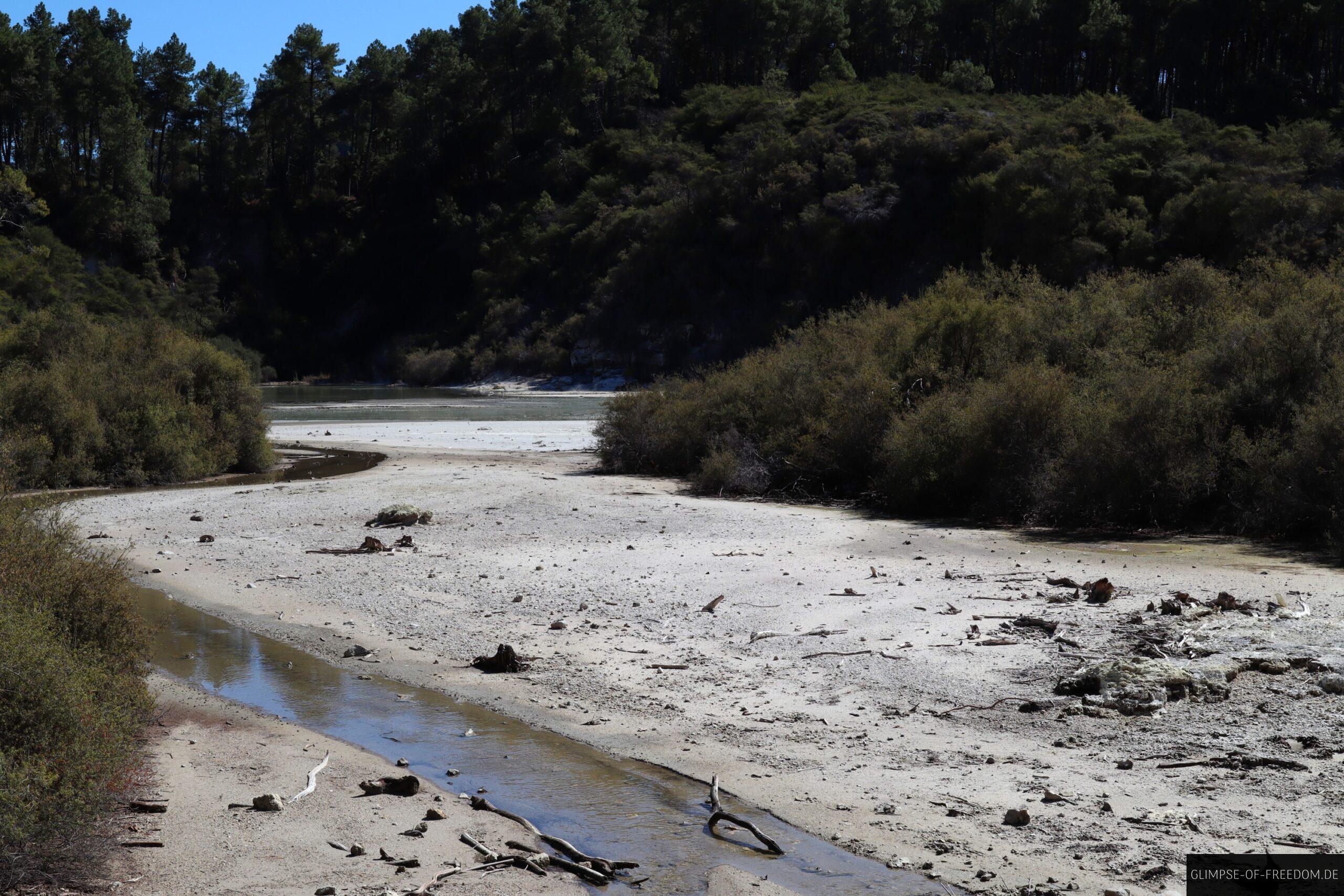 Wasser laeuft durch das Wai O Tapu Thermal Wonderland scaled Wasser läuft durch das Wai O Tapu Thermal Wonderland