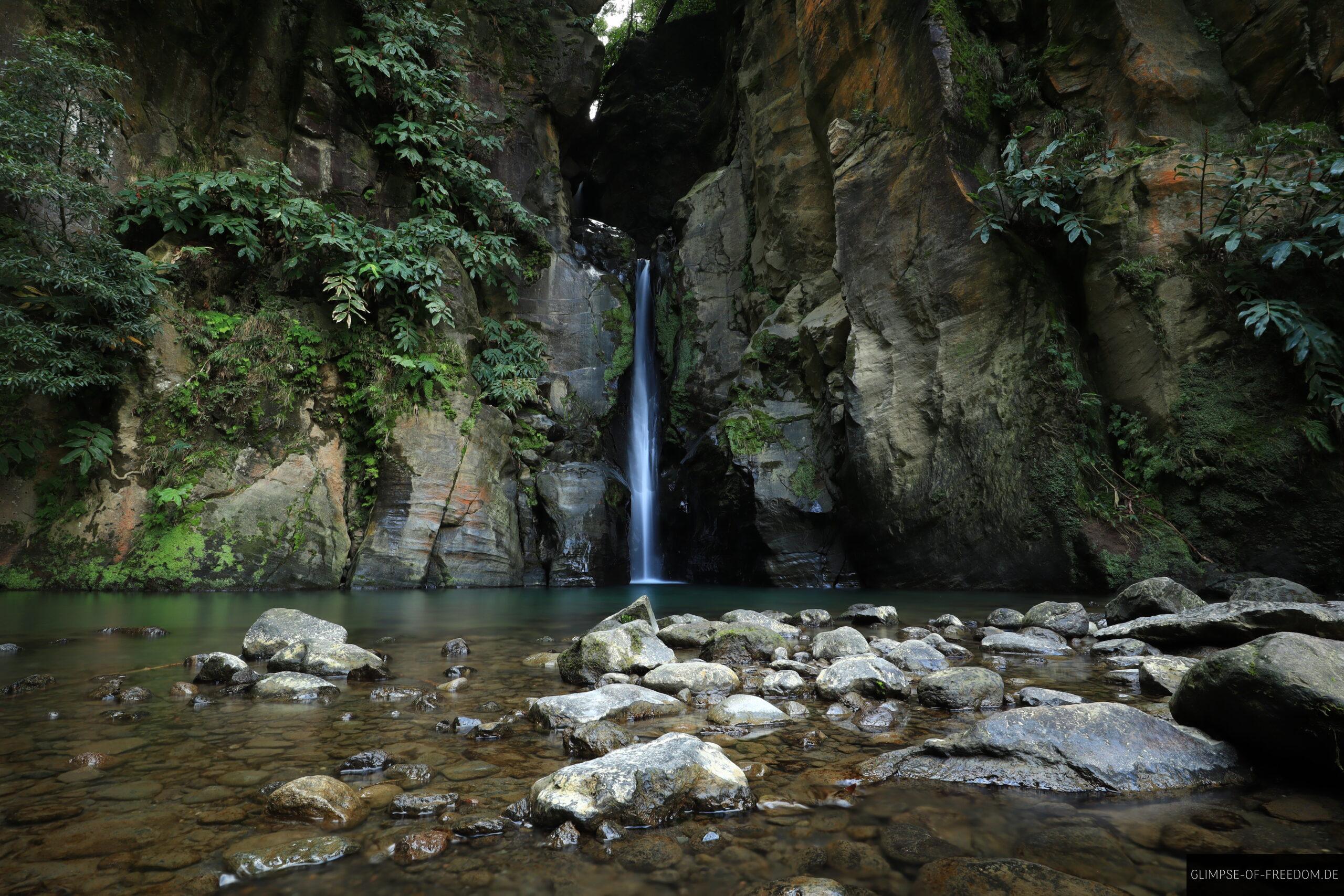 Wasserbecken am Wasserfall auf den Azoren