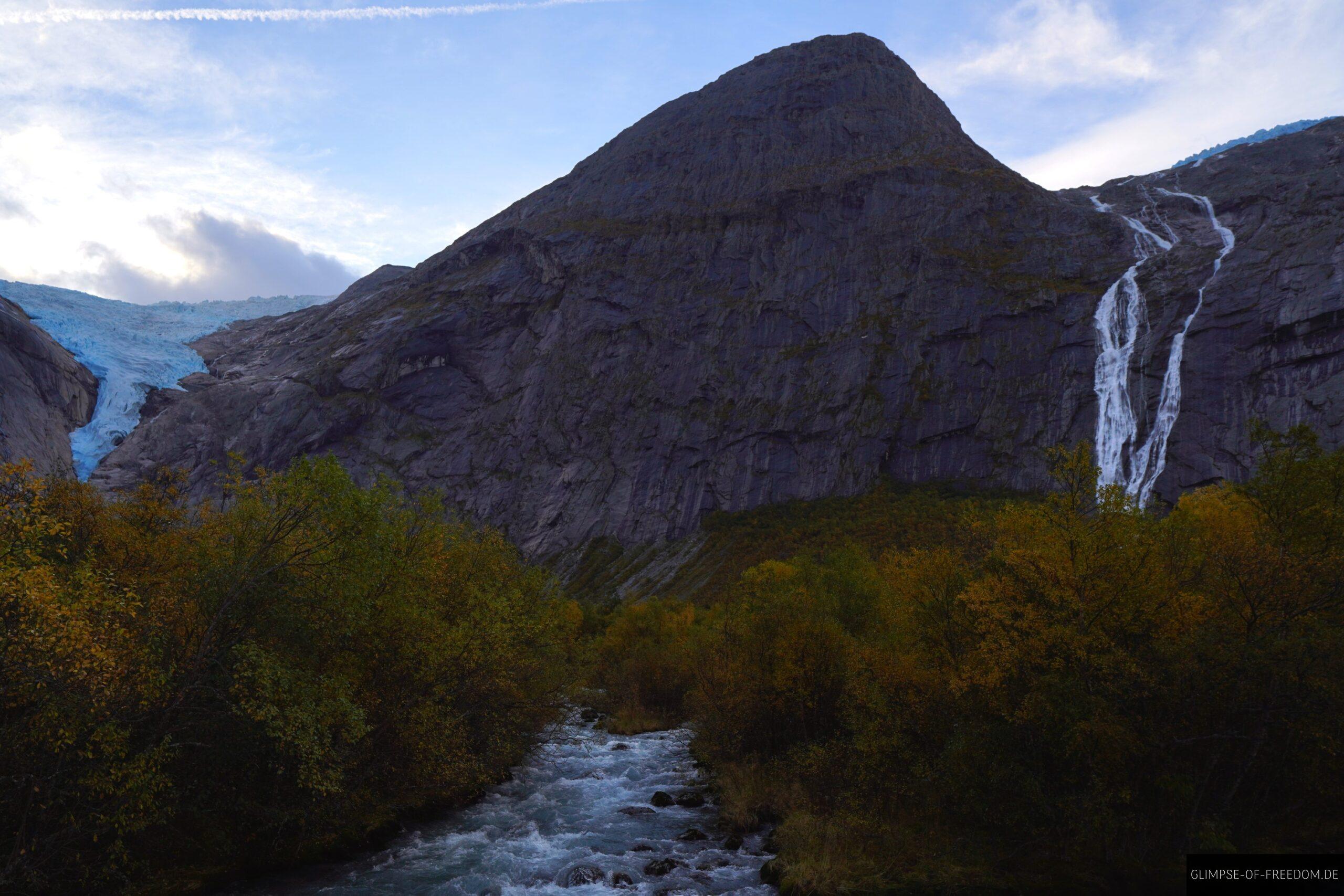 Wasserfall Briksdalsbreen und Flusslauf