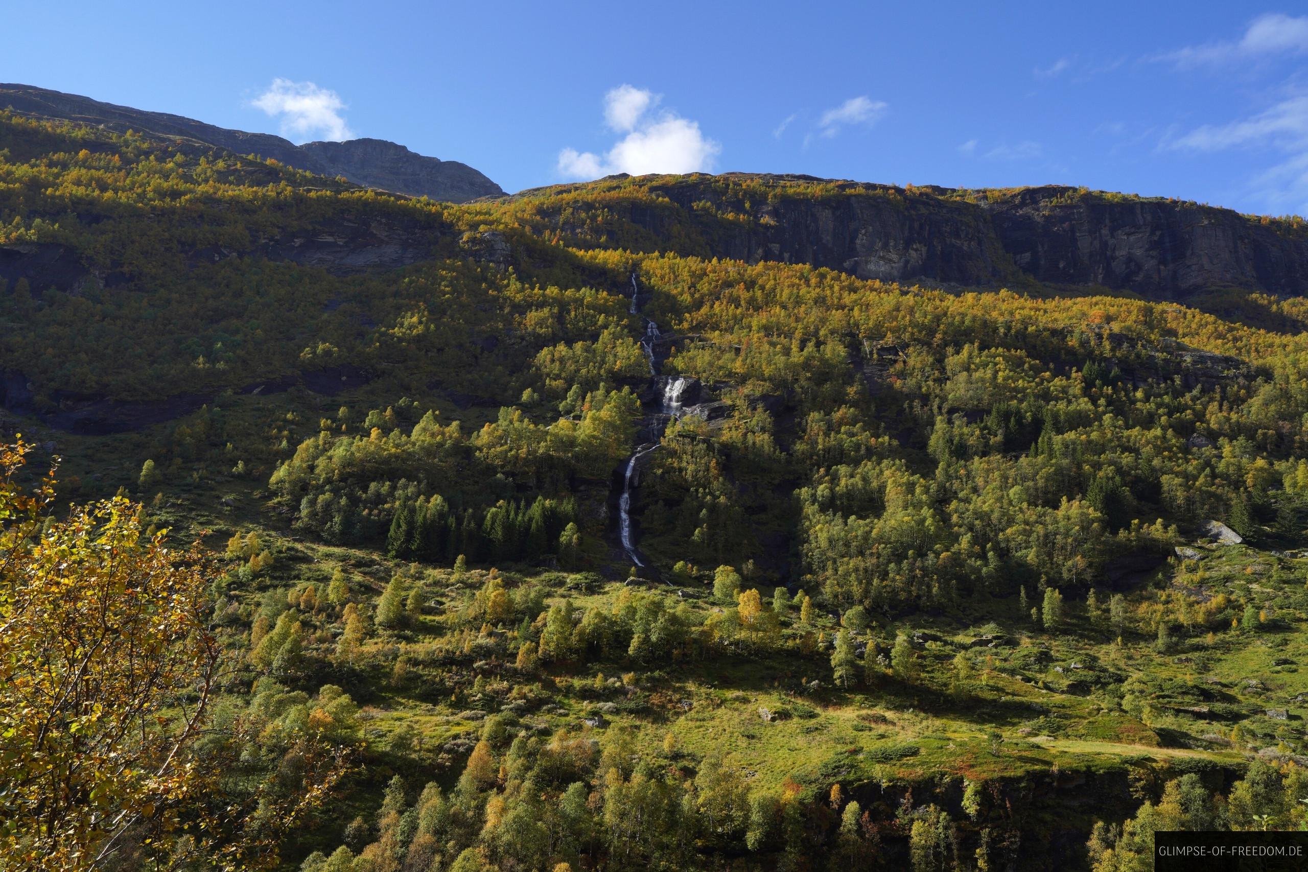 Wasserfall fliesst mitten durch das Aurlandsdalen Wasserfall fließt mitten durch das Aurlandsdalen