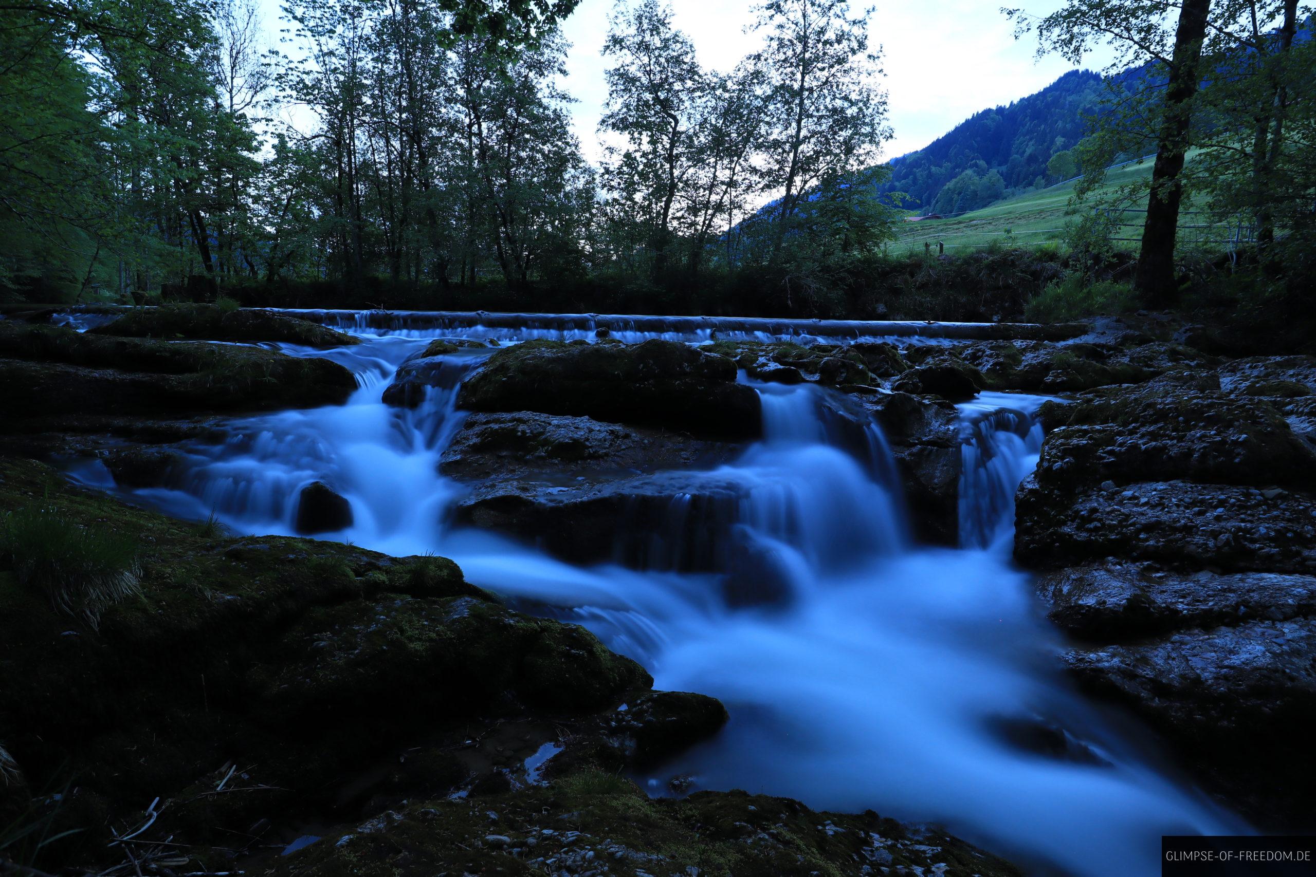 Wasserfall in der Daemmerung am Baerenkoepfle scaled Wasserfall in der Dämmerung am Bärenköpfle