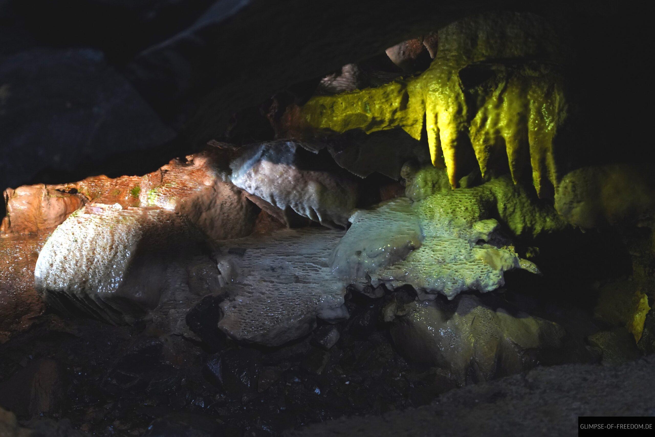 Wasserlauf durch schmalen unterirdischen Gang scaled Wasserlauf durch schmalen unterirdischen Gang