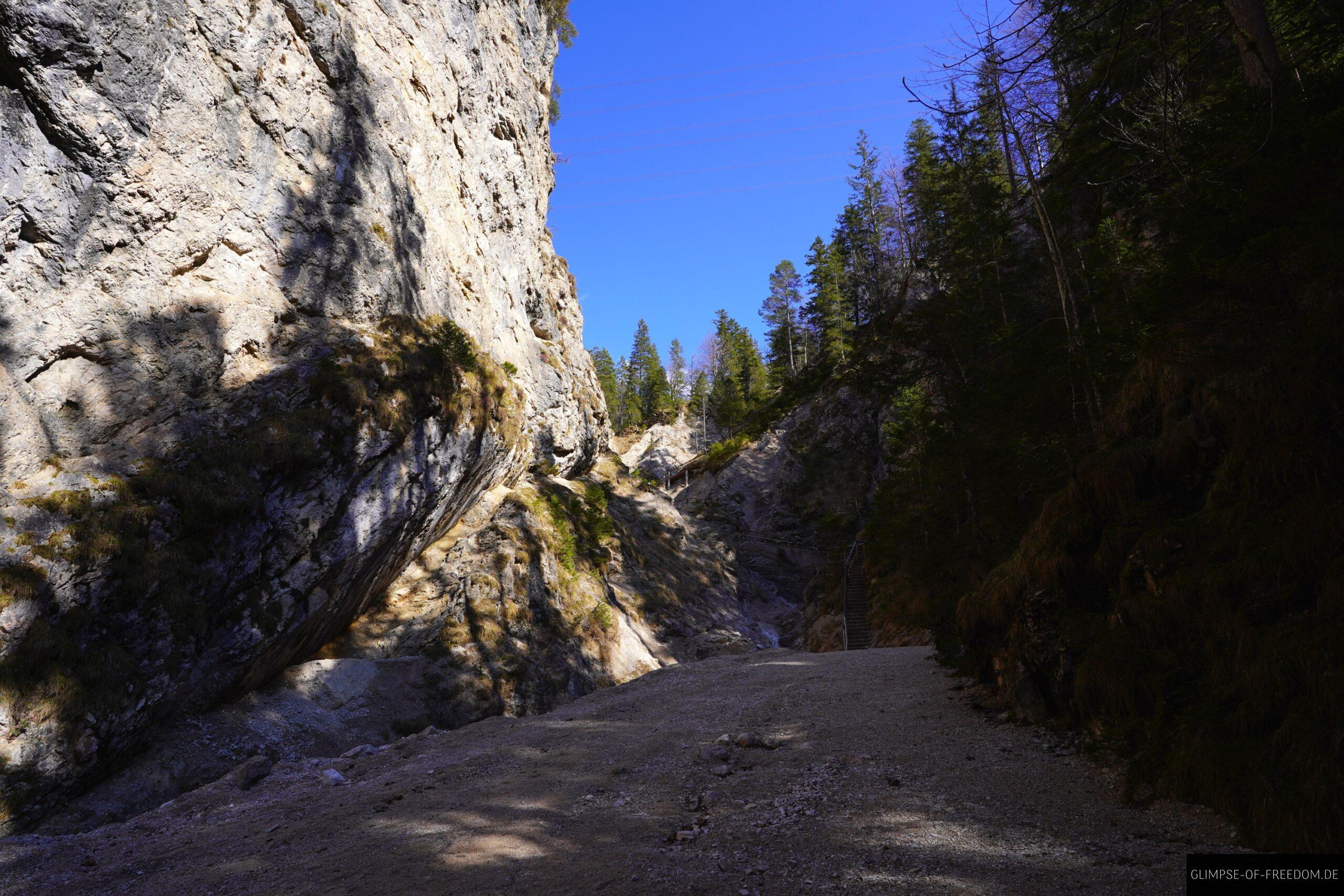 Weg an der Felswand in der Huettlebachklamm scaled Weg an der Felswand in der Hüttlebachklamm