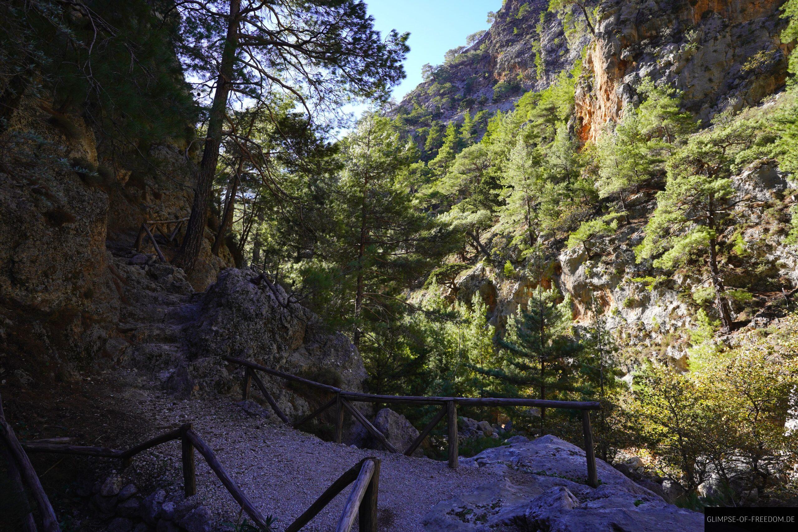 Weg im Schatten Felsen in der Sonne scaled Weg im Schatten Felsen in der Sonne